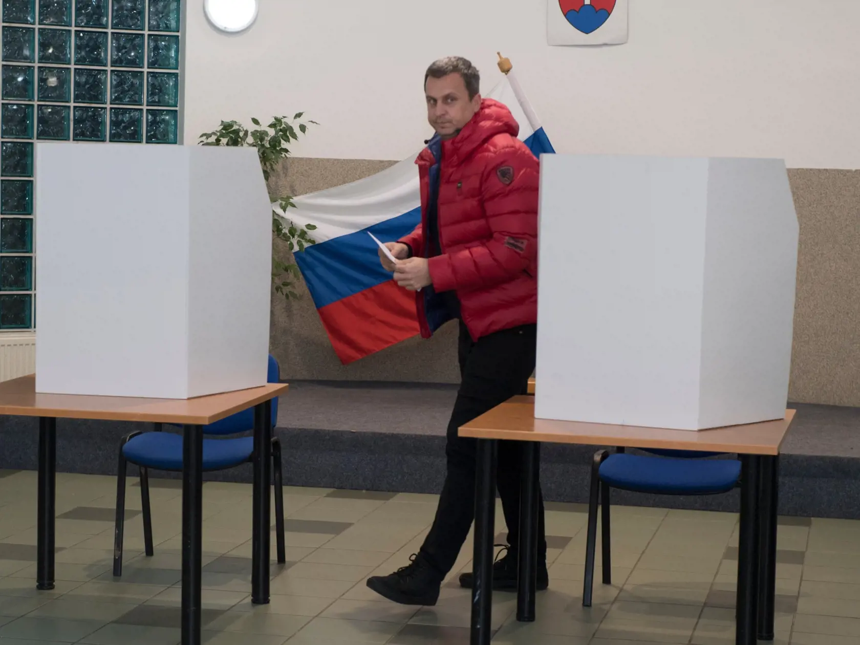 Na snímke predseda Národnej rady SR Andrej Danko vo volebnej miestnosti počas volieb do orgánov samosprávy obcí 2018 v obci Miloslavov - Alžbetin Dvor 10. novembra 2018.