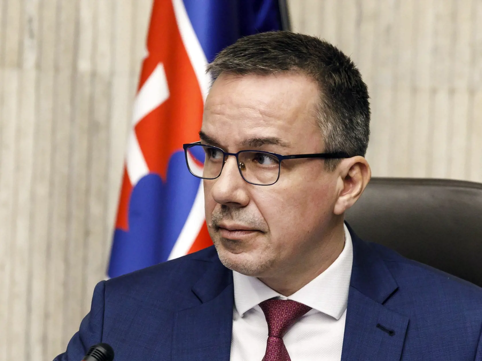 Na minister práce, sociálnych vecí a rodiny SR Erik Tomáš (Hlas-SD) počas rokovania Hospodárskej a sociálnej rady (HSR) SR na Úrade vlády SR v Bratislave 13. januára 2025.