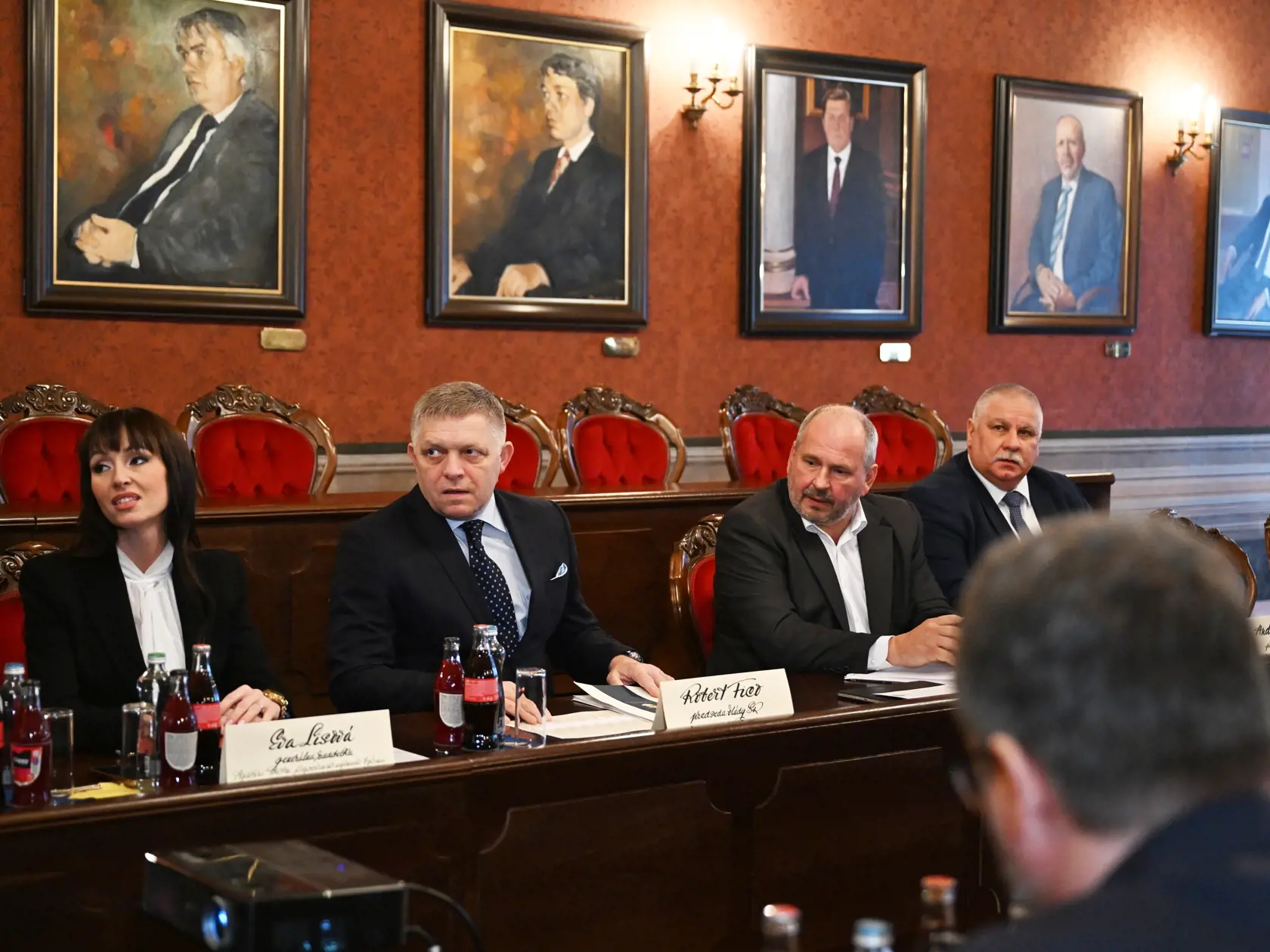 Na snímke druhý zľava predseda vlády SR Robert Fico (Smer-SD) a druhý sprava primátor Košíc Jaroslav Polaček počas pracovného stretnutia na tému program štátom podporovaného nájomného bývania za účasti zástupcov Ministerstva dopravy SR, Agentúry štátom podporovaného nájomného bývania, mesta Košice, Košickej arcidiecézy a zástupcov investora v Košiciach 16. januára 2025. FOTO TASR – František Iván
