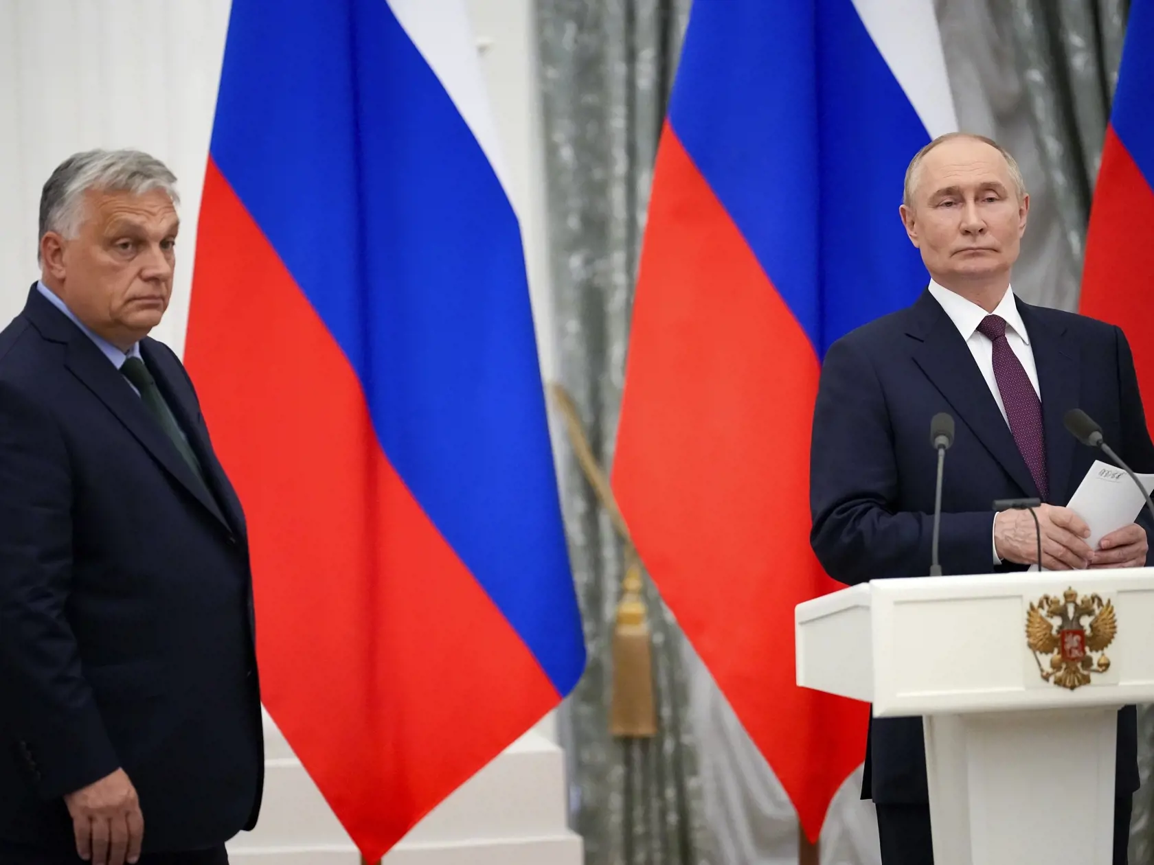 Ruský prezident Vladimir Putin (vpravo) a maďarský premiér Viktor Orbán odchádzajú po tlačovej konferencii v Moskve 5. júla 2024.