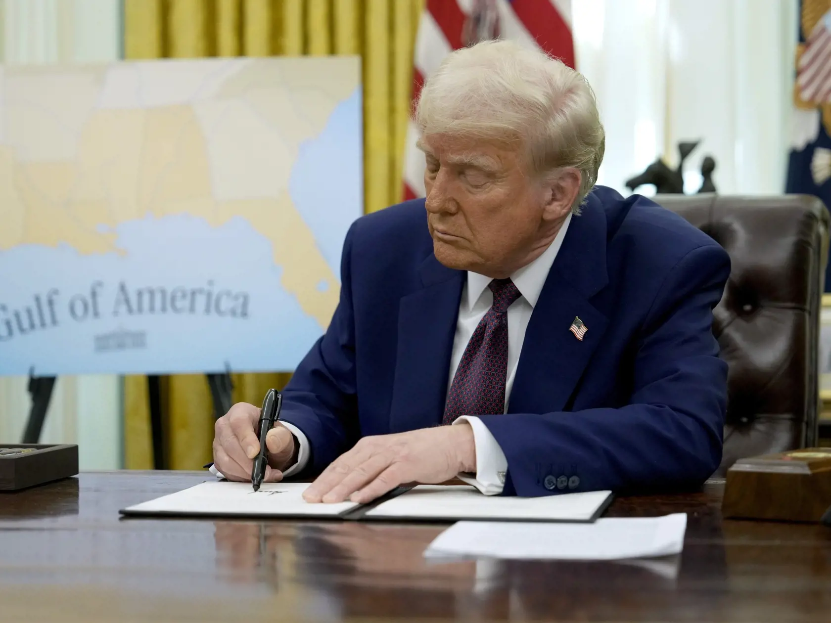 WA 49 Washington - Americký prezident Donald Trump podpisuje prezidentské memorandum o pláne na zavedenie recipročných ciel v Oválnej pracovni Bieleho domu vo Washingtone vo štvrtok 13. februára 2025. Tie však nezačnú platiť okamžite. TASR o tom informuje na základe správ DPA, CNBC a Reuters. FOTO TASR/AP 

President Donald Trump signs an executive order in the Oval Office of the White House, Thursday, Feb. 13, 2025, in Washington. (AP Photo/Ben Curtis)
