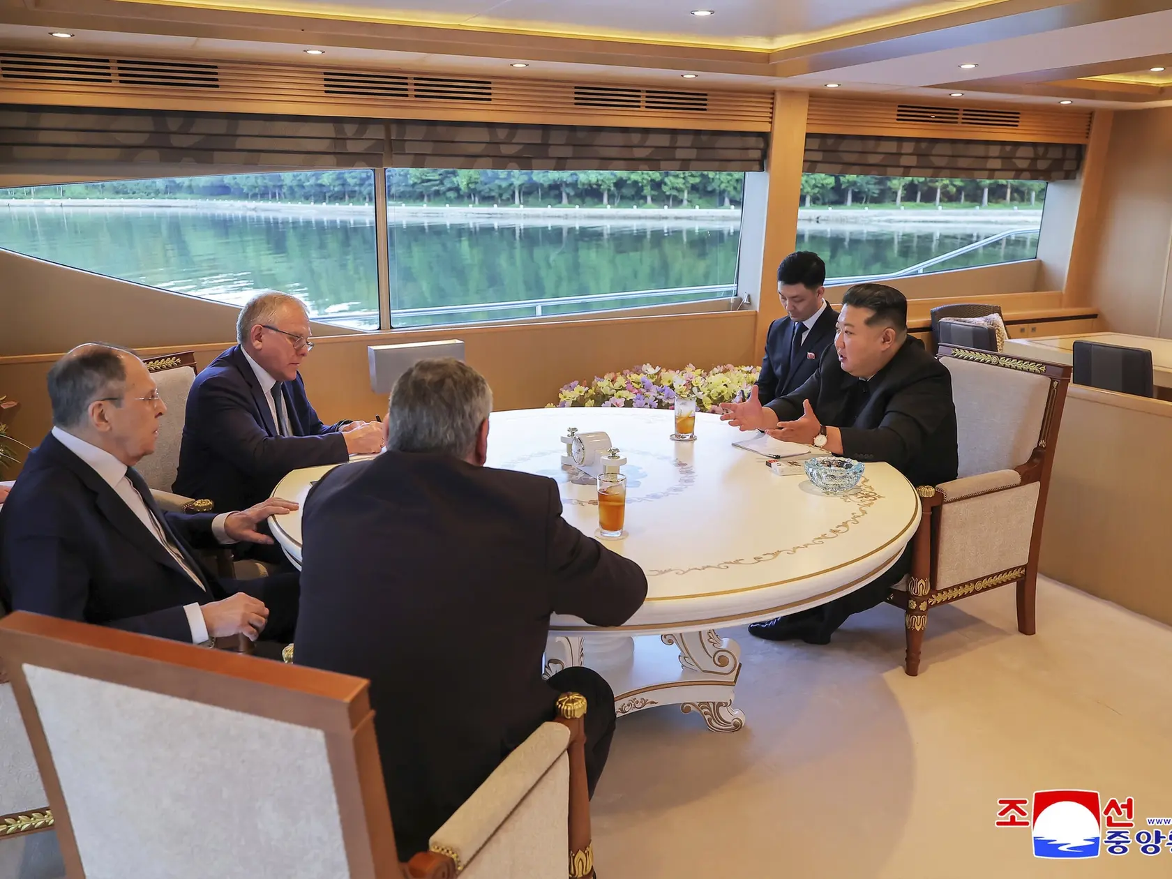 KK8 Wonsan - Ruský minister zahraničných vecí Sergej Lavrov (vľavo) a severokórejský vodca Kim Čong-un (vpravo) počas stretnutia v severokórejskom meste Wonsan 12. júla 2025. FOTO TASR/AP
In this photo provided by the North Korean government, its leader Kim Jong Un, right, talks with Russian Foreign Minister Sergey Lavrov, left, in Wonsan, North Korea, Saturday, July 12, 2025. Independent journalists were not given access to cover the event depicted in this image distributed by the North Korean government. The content of this image is as provided and cannot be independently verified. Korean language watermark on image as provided by the source reads: "KCNA," which is the abbreviation for Korean Central News Agency. (Korean Central News Agency/Korea News Service via AP)