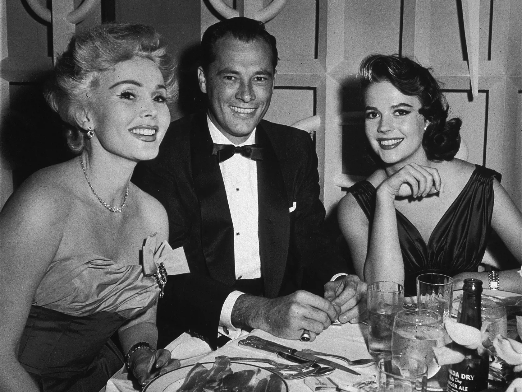 Zsa Zsa Gabor sa druhýkrát vydala za Conrada Hiltona, biznismena a zakladateľa hotelového reťazca. Žili spolu v rokoch 1942 až 1947. Narodila sa im dcéra Francesca, ktorá na sklonku života žila v aute ako bezdomovec a zomrela na mŕtvicu krátko po 68. narodeninách. Na foto manželia s herečkou Natalie Wood (vpravo).