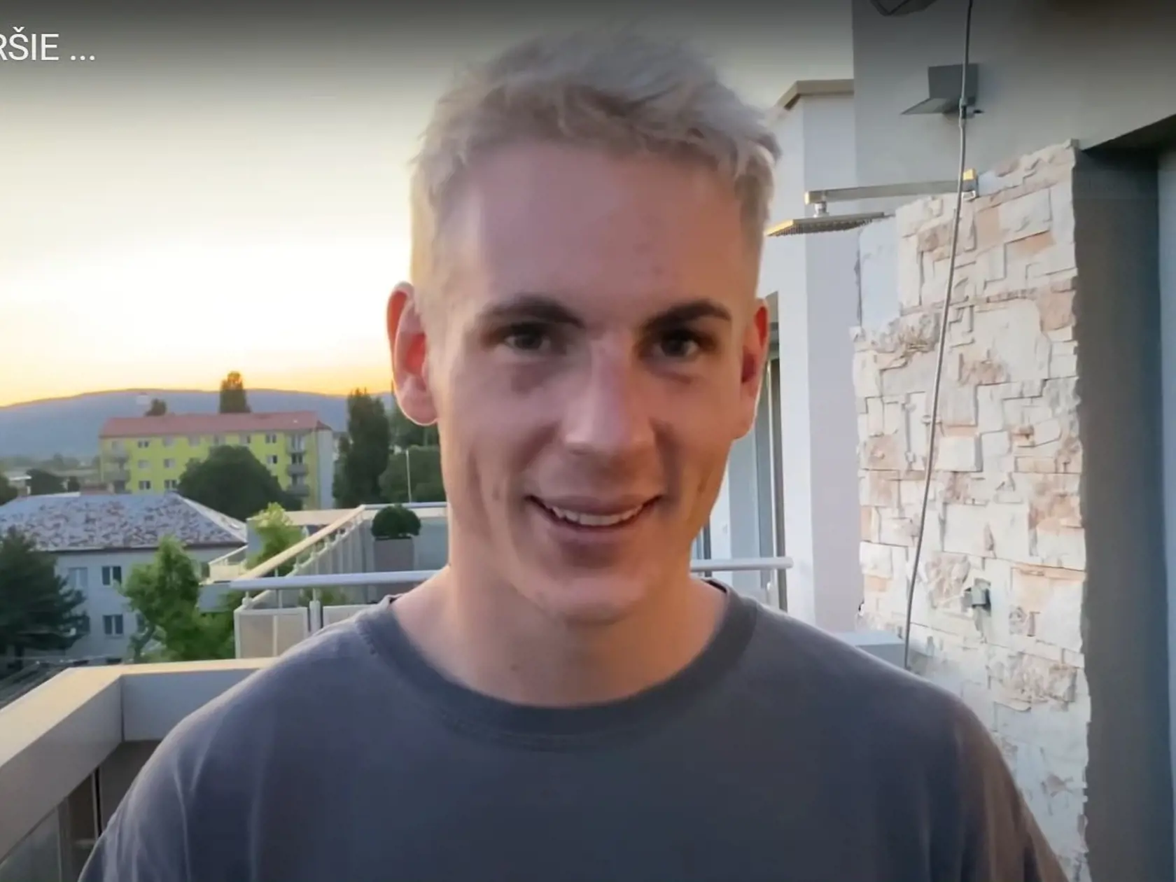 Youtuber a influencer ExplOited býva v luxusnom byte.