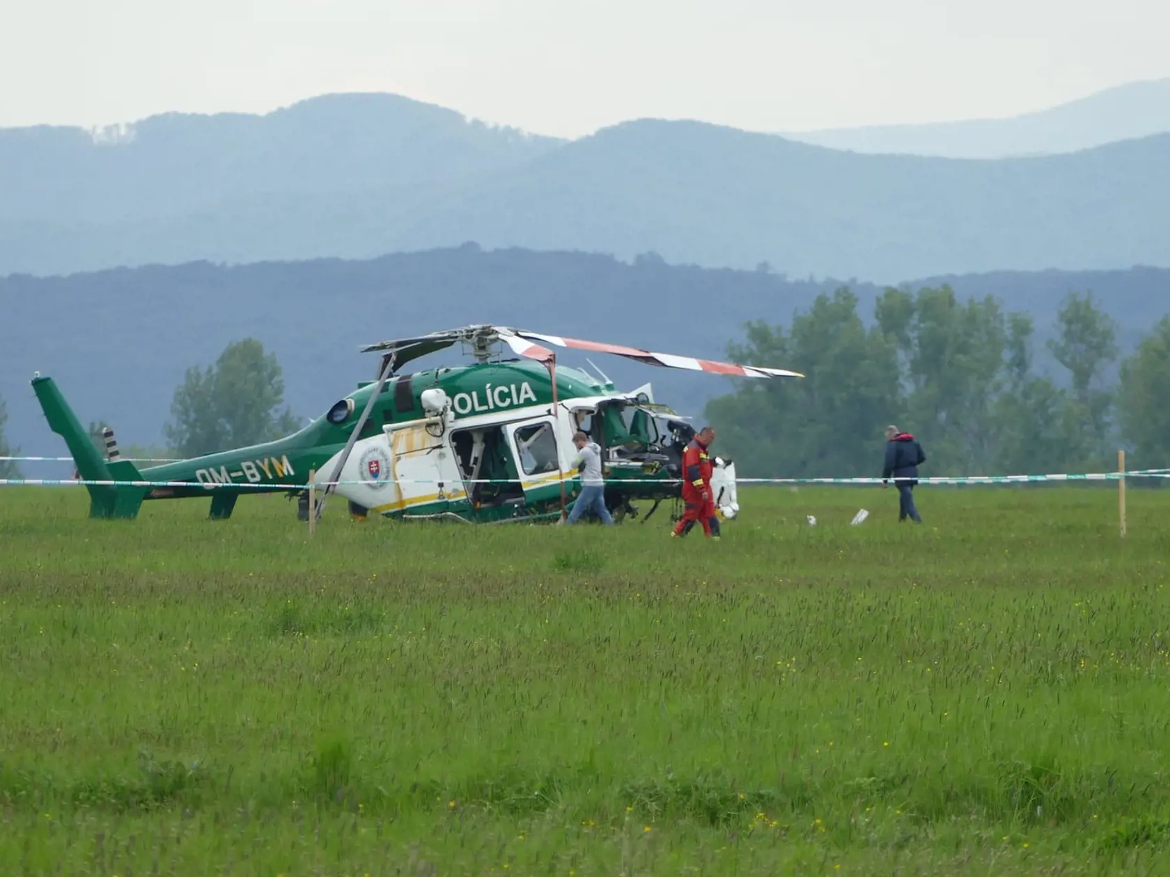 Pri páde vrtuľníka sa dvaja policajní piloti vážne zranili, dvaja hasiči zahynuli.
