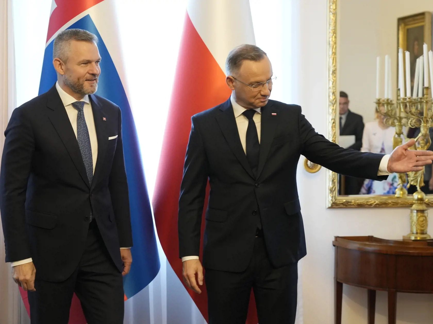 KK4 Varšava - Poľský prezident Andrzej Duda (vpravo) víta slovenského prezidenta Petra Pellegriniho pred spoločným pracovným stretnutím vo Varšave 4. júla 2024. FOTO TASR/AP
Polish President Andrzej Duda right, welcomes Slovakian president Peter Pellegrini,left, prior to a working meeting at Belvedere Palace in Warsaw, Poland, Thursday, July 4, 2024. Pellegrini is on a one-day visit, ahead of NATO summit. (AP Photo/Czarek Sokolowski)