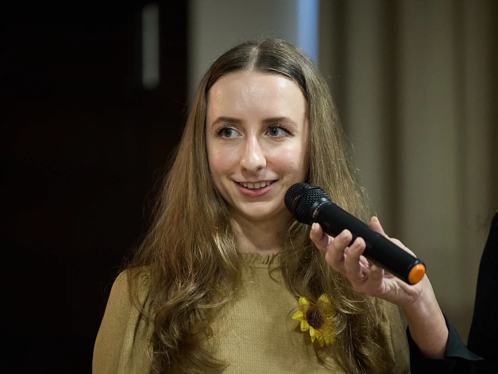 Veronika je krásna mladá žena.