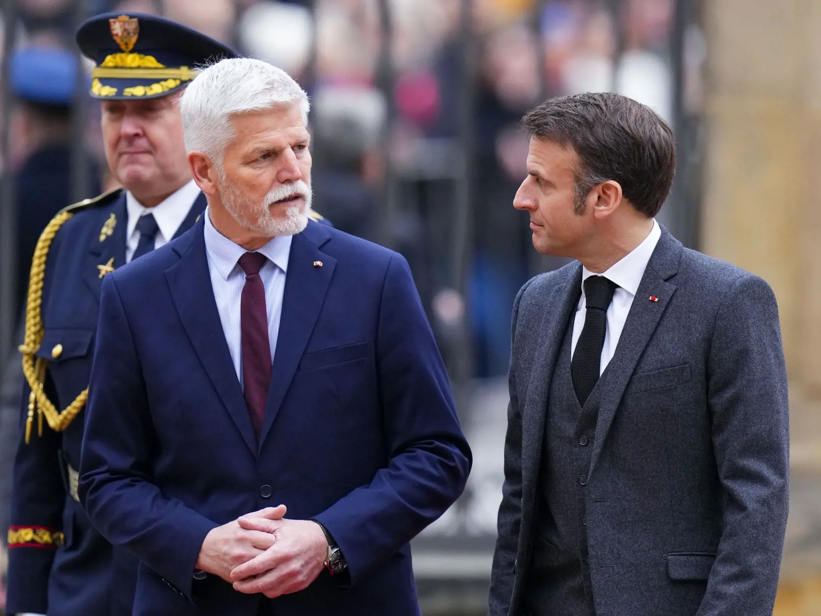 JB 25 Praha - Český prezident Petr Pavel (vľavo) víta svojho francúzskeho partnera Emmanuela Macrona pred ich stretnutím na Pražskom hrade v Prahe 5. marca 2024. Macron dnes pricestoval na jednodňovú oficiálnu návštevu ČR. FOTO TASR/AP

Czech Republic's President Petr Pavel, left, welcomes his French counterpart Emmanuel Macron at the Prague Castle in Prague, Czech Republic, Tuesday, March 5, 2024. Macron is on a one-day official visit to Czech Republic. (AP Photo/Petr David Josek)