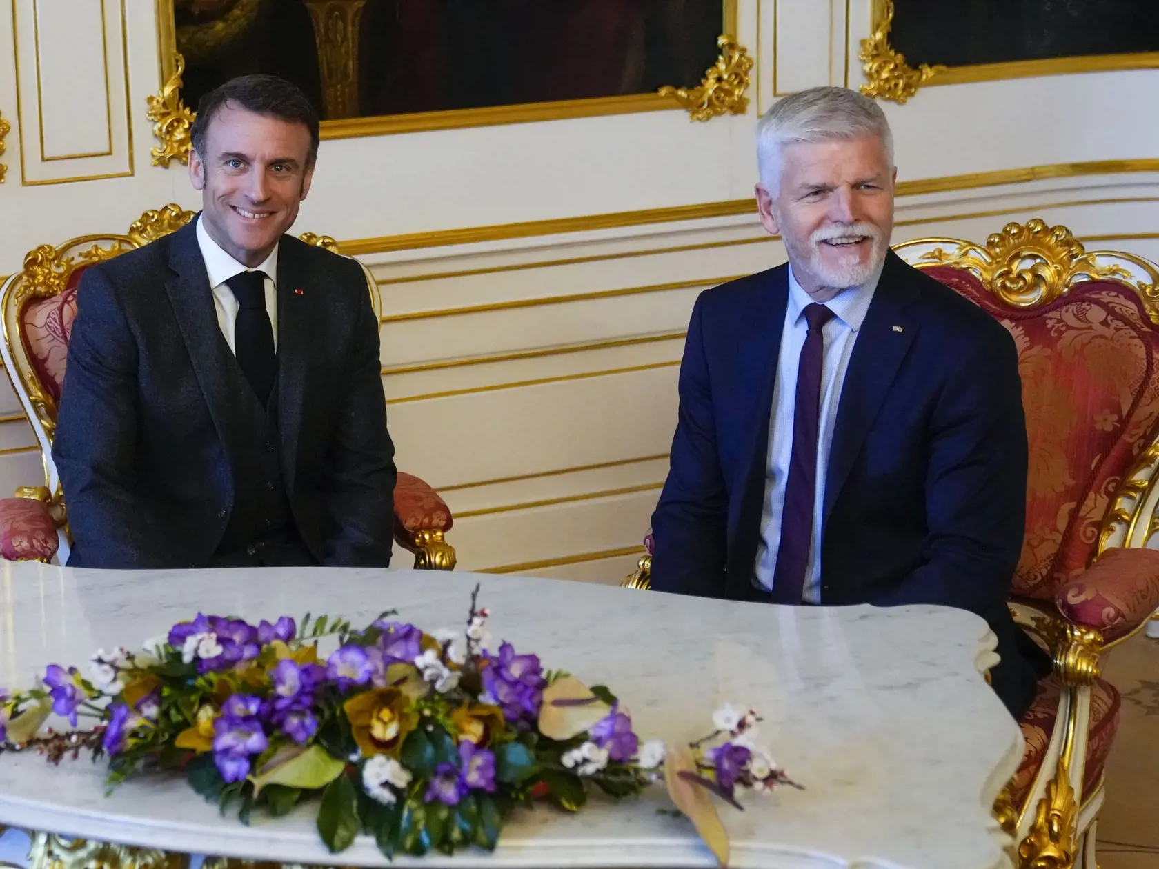 JB 28 Praha - Český prezident Petr Pavel (vpravo) sa rozpráva so svojím francúzskym partnerom Emmanuelom Macronom počas ich stretnutia na Pražskom hrade v Prahe 5. marca 2024. Macron dnes pricestoval na jednodňovú oficiálnu návštevu ČR. FOTO TASR/AP

French President Emmanuel Macron, left, smiles during talks with his Czech Republic's counterpart Petr Pavel at the Prague Castle in Prague, Czech Republic, Tuesday, March 5, 2024. Macron is on a one-day official visit to Czech Republic. (AP Photo/P