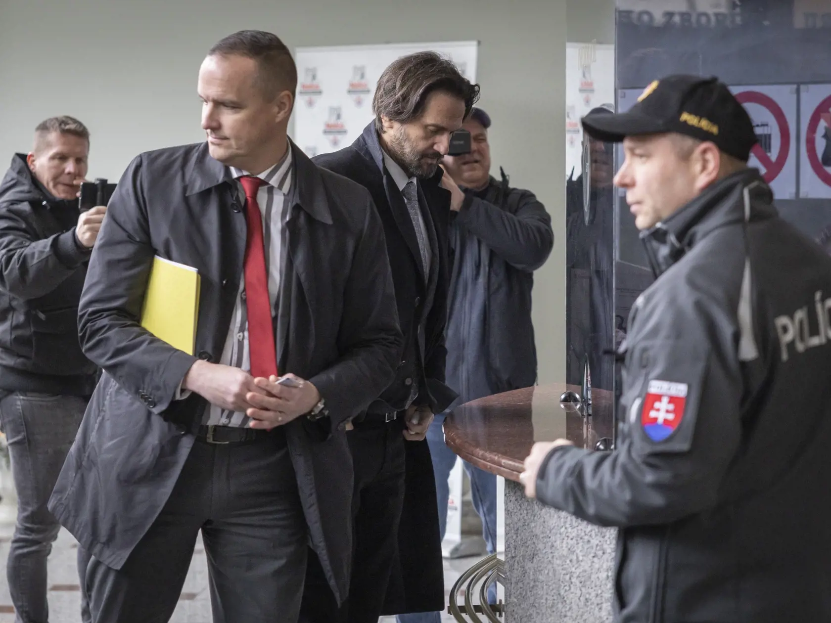 Exminister vnútra Robert Kaliňák prichádza v sprievode svojho advokáta Davida Lindtnera na Policajné prezídium v Bratislave za účelom vypočutia vo veci údajného úplatku pre Františka Imreczeho.