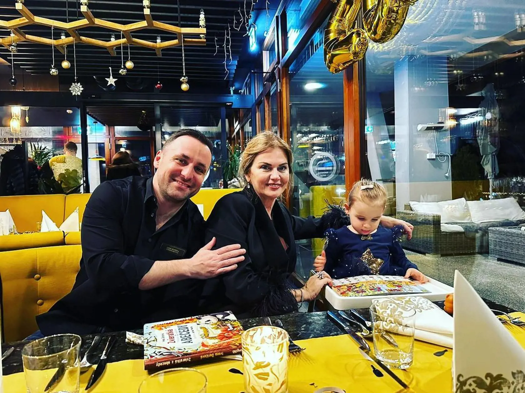 Rodičovský Silvester na Hrebienku mala europoslankyňa Monika Beňová. Po večeri trávila s partnerom čas na hotelovej izbe, zatiaľ čo dcéra Lea spala. "My v pyžamách pri telke čakáme na polnočný prípitok a milujeme ju, našu dcéru, kvôli ktorej je aj silvestrovská zábava v pyžame úplne skvelá," napísala.