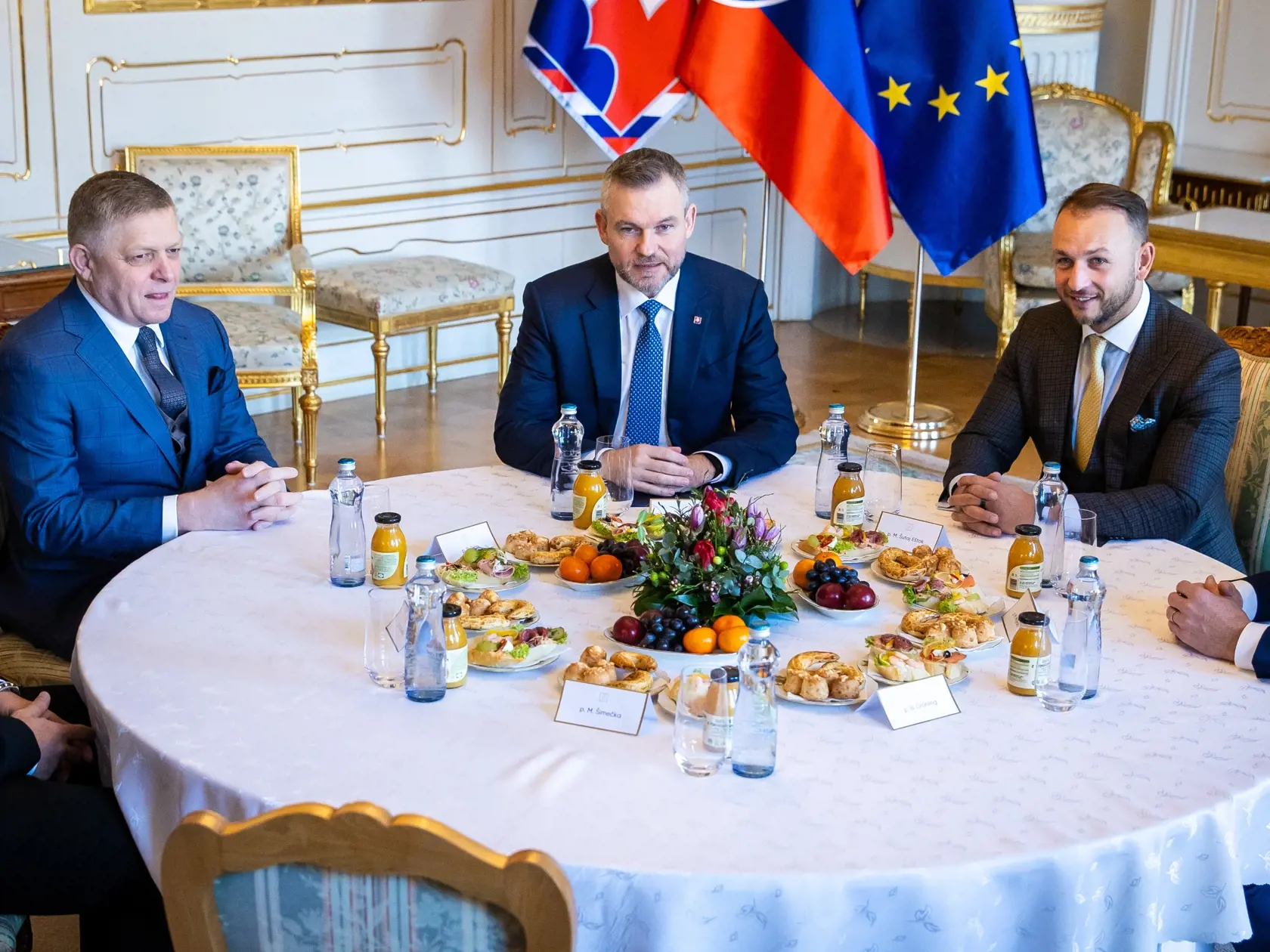 Stretnutie politických strán k zahraničnopolitickej orientácii Slovenska s prezidentom SR v prezidentskom paláci. Na snímke sú zľava Andrej Danko, predseda vlády SR Robert Fico, prezident SR Peter Pellegrini, minister vnútra Matúš Šutaj Eštok a Milan Majerský.