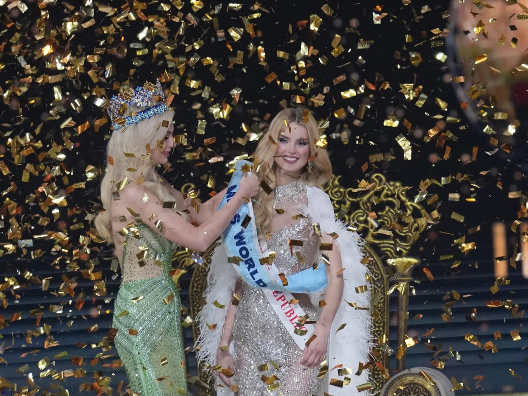Minuloročná Miss World korunuje českú víťazku.