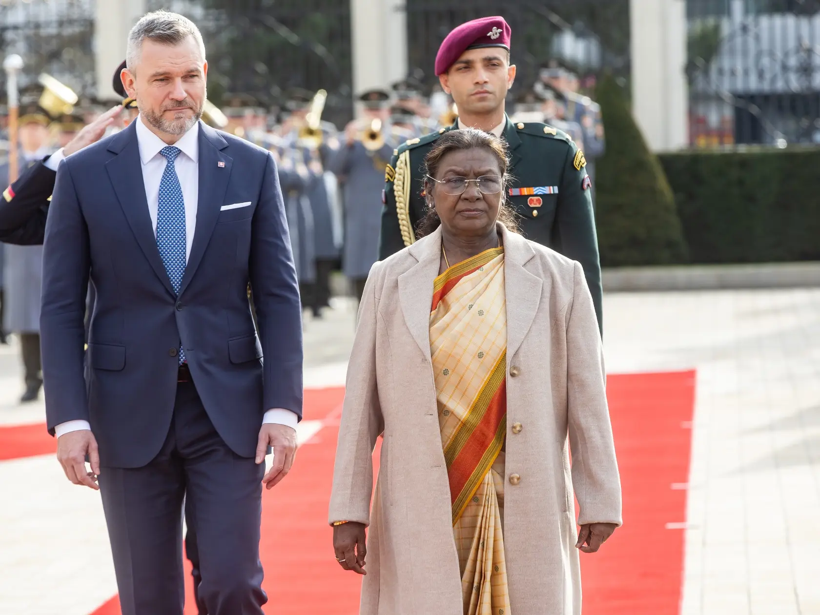 Prezident SR Peter Pellegrini víta v Grasalkovičovom paláci prezidentku Indickej republiky Draupadi Murmúovú.
