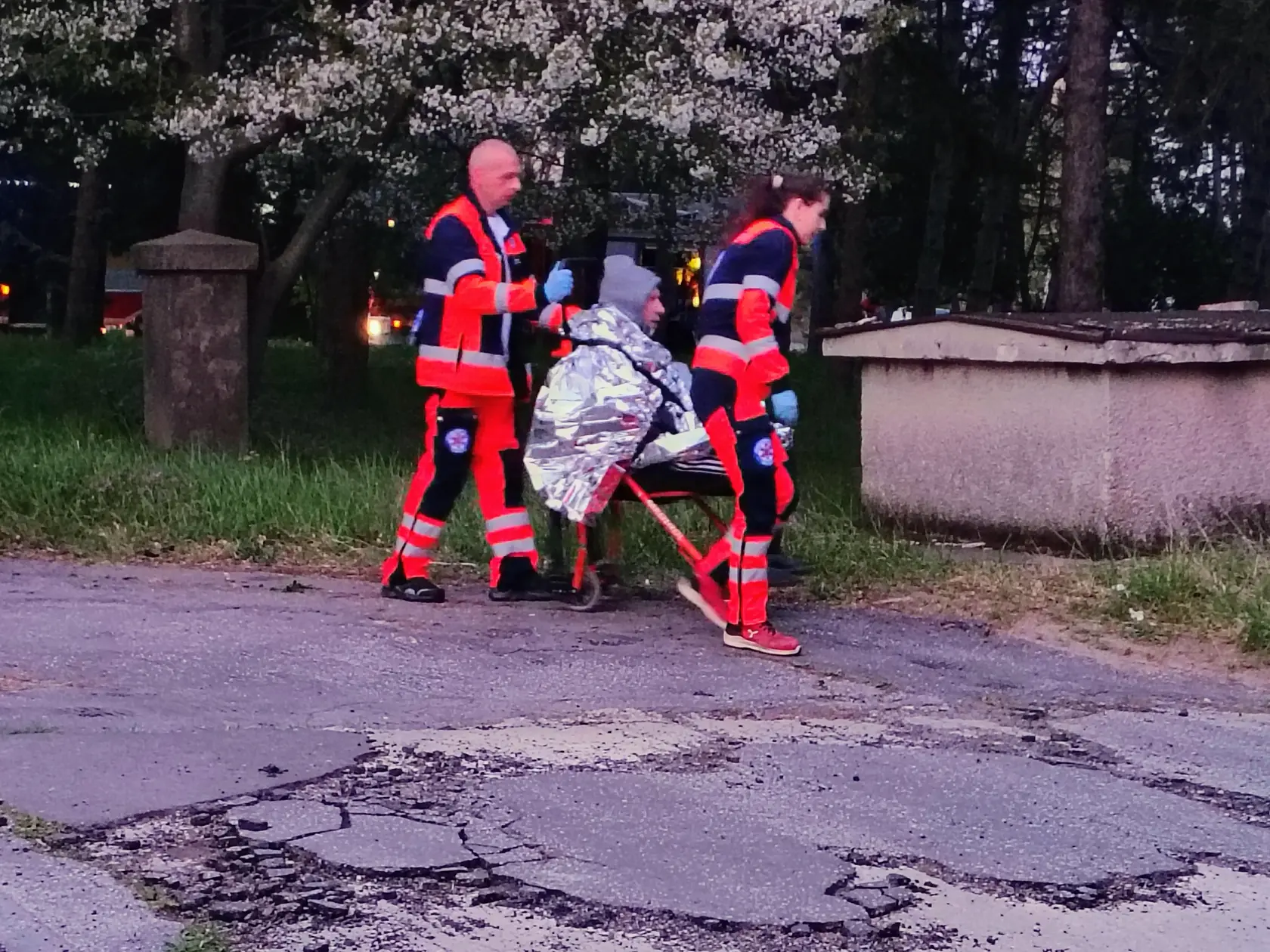 Záchranári pomáhajú šokovaným obyvateľom.