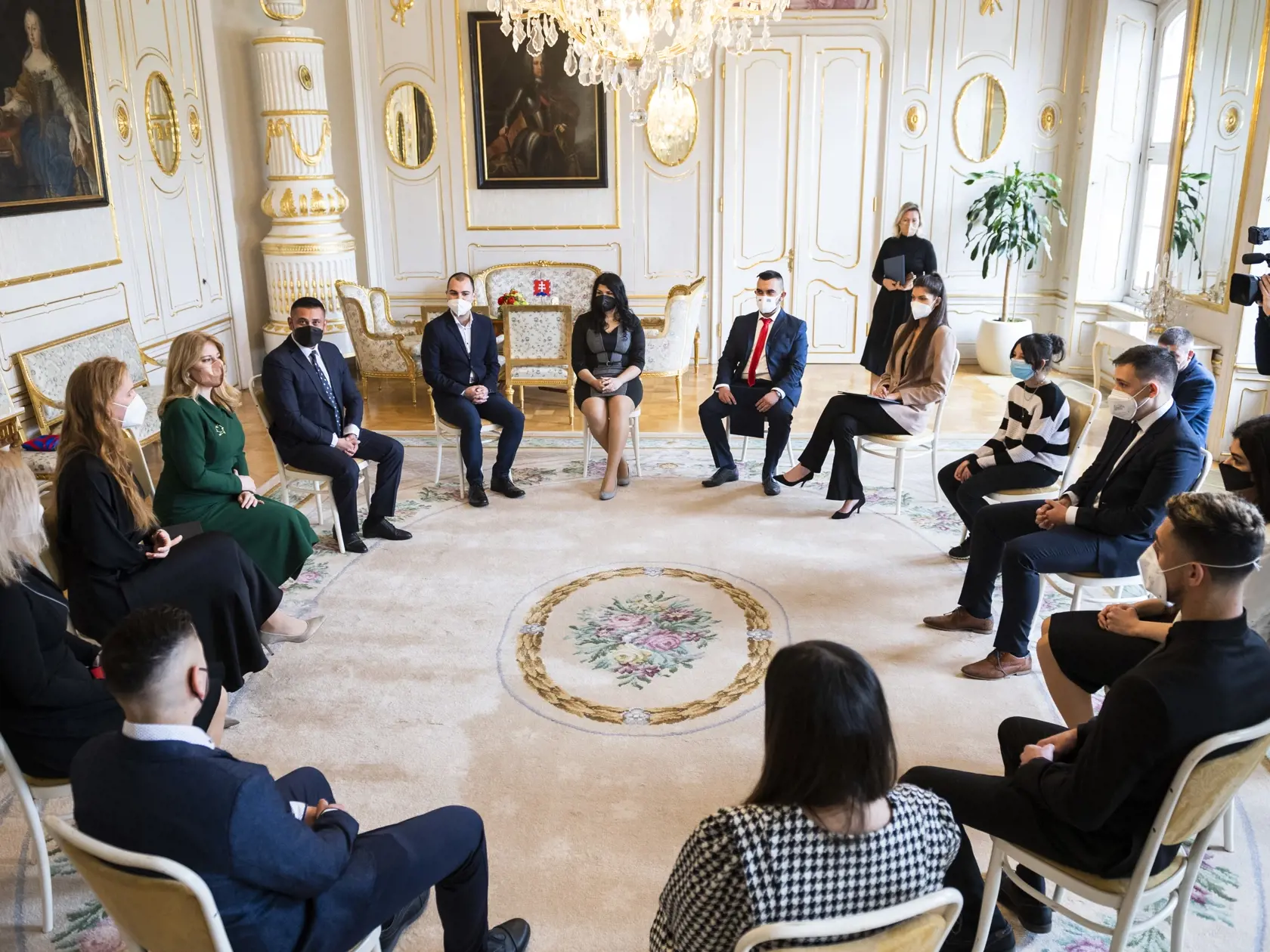 Na snímke prezidentka SR Zuzana Čaputová (zelené šaty) prijala rómskych študentov pri príležitosti Medzinárodného dňa Rómov v Bratislave 8. apríla 2022. FOTO TASR - Jaroslav Novák