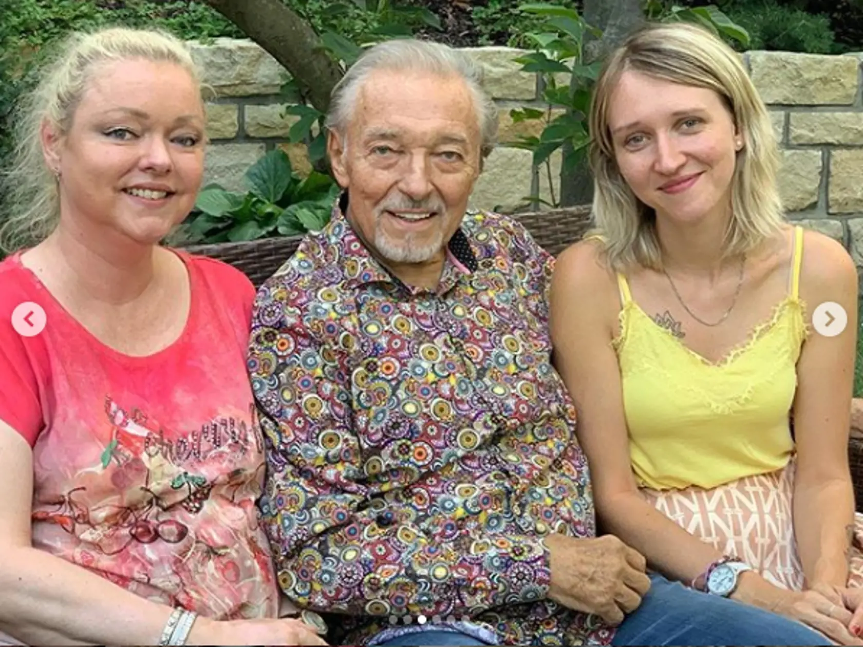 Karel Gott krátko po prekonaní zápalu pľúc. Stretol sa s rozhádanou dcérou Dominikou (vľavo) a ďalšou svojou dcérou Luciou.