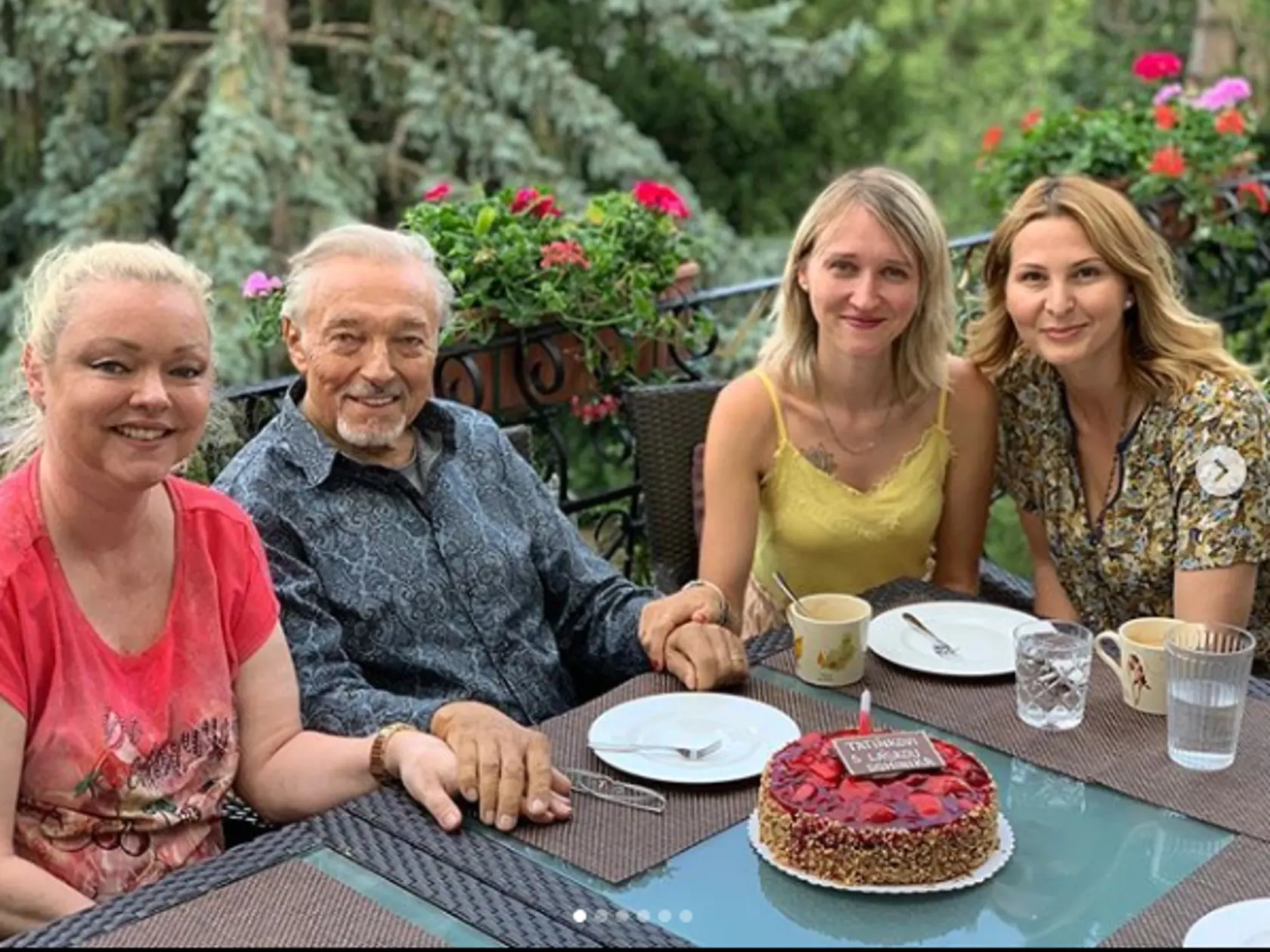 Karel Gott krátko po prekonaní zápalu pľúc. Stretol sa s rozhádanou dcérou Dominikou a ďalšou svojou dcérou Luciou.