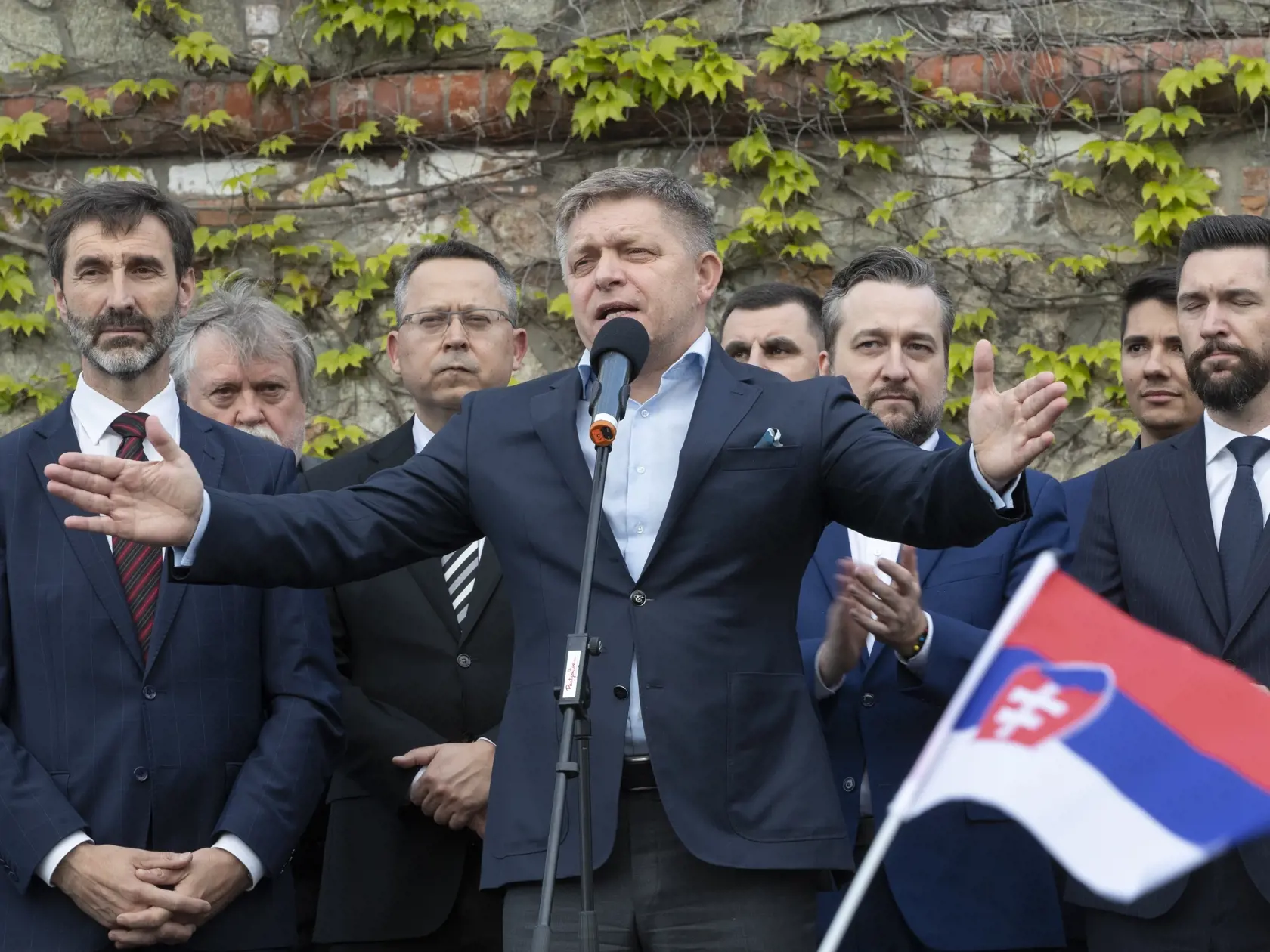 Protivládne protestné zhromaždenie prívržencov opozičnej parlamentnej strany Smer - Sociálna demokracia pred budovou Národnej rady Slovenskej republiky v Bratislave. Na snímke je Robert Fico, Juraj Blanár, Ladislav Kamenický, Dušan Jariabek, Ľuboš Blaha, Erik Kaliňák.
