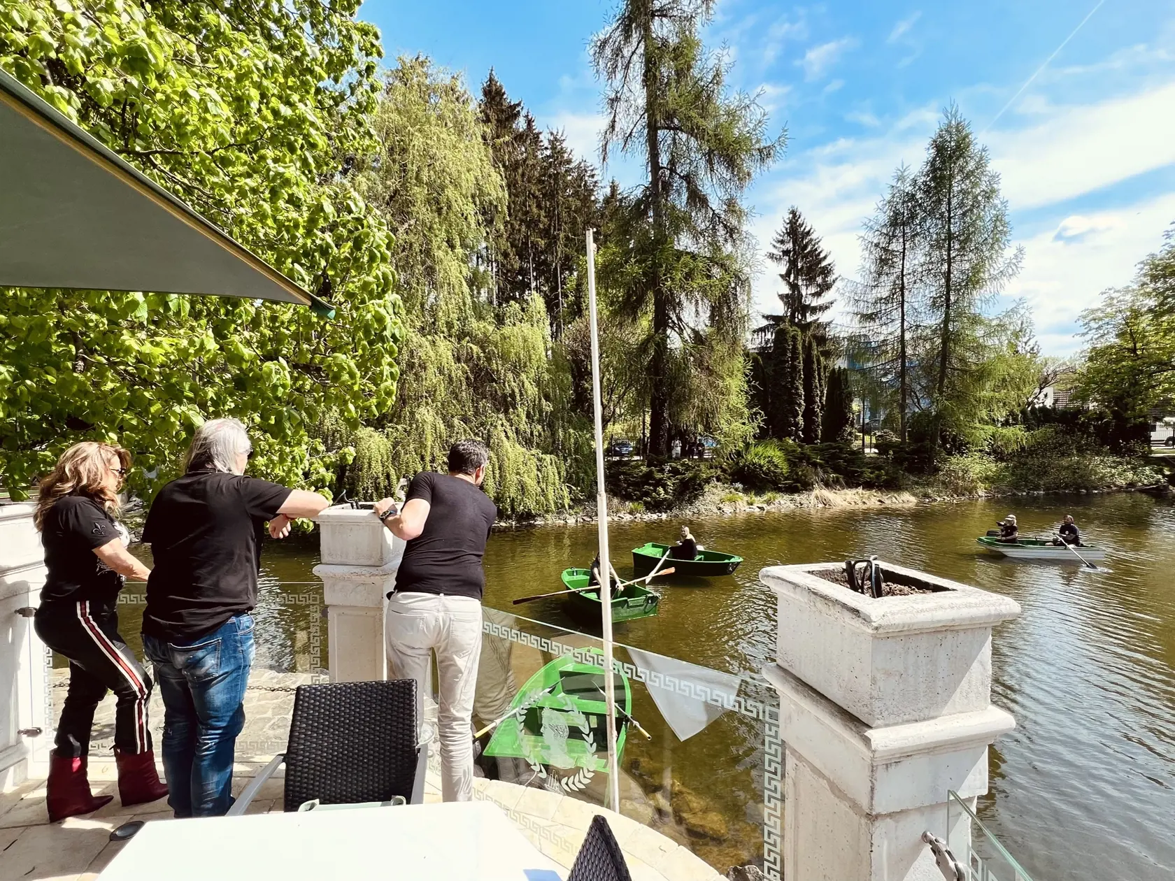 Prostredie a liečebné postupy špecialistov z kúpeľov v Rajeckých Tepliciach ohúrili Geisenovcov do takej miery, že sa sem hodlajú vrátiť. Tentoraz však súkromne. Vychutnali si tu aj člnkovanie na malebnom jazere.