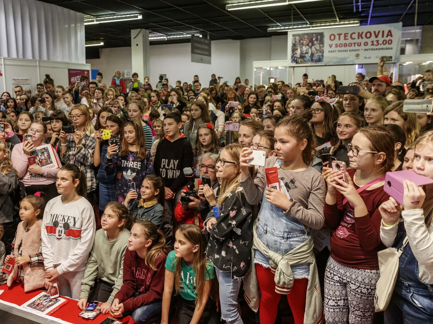 Knihu pokrstili srdiečkovými konfetami.