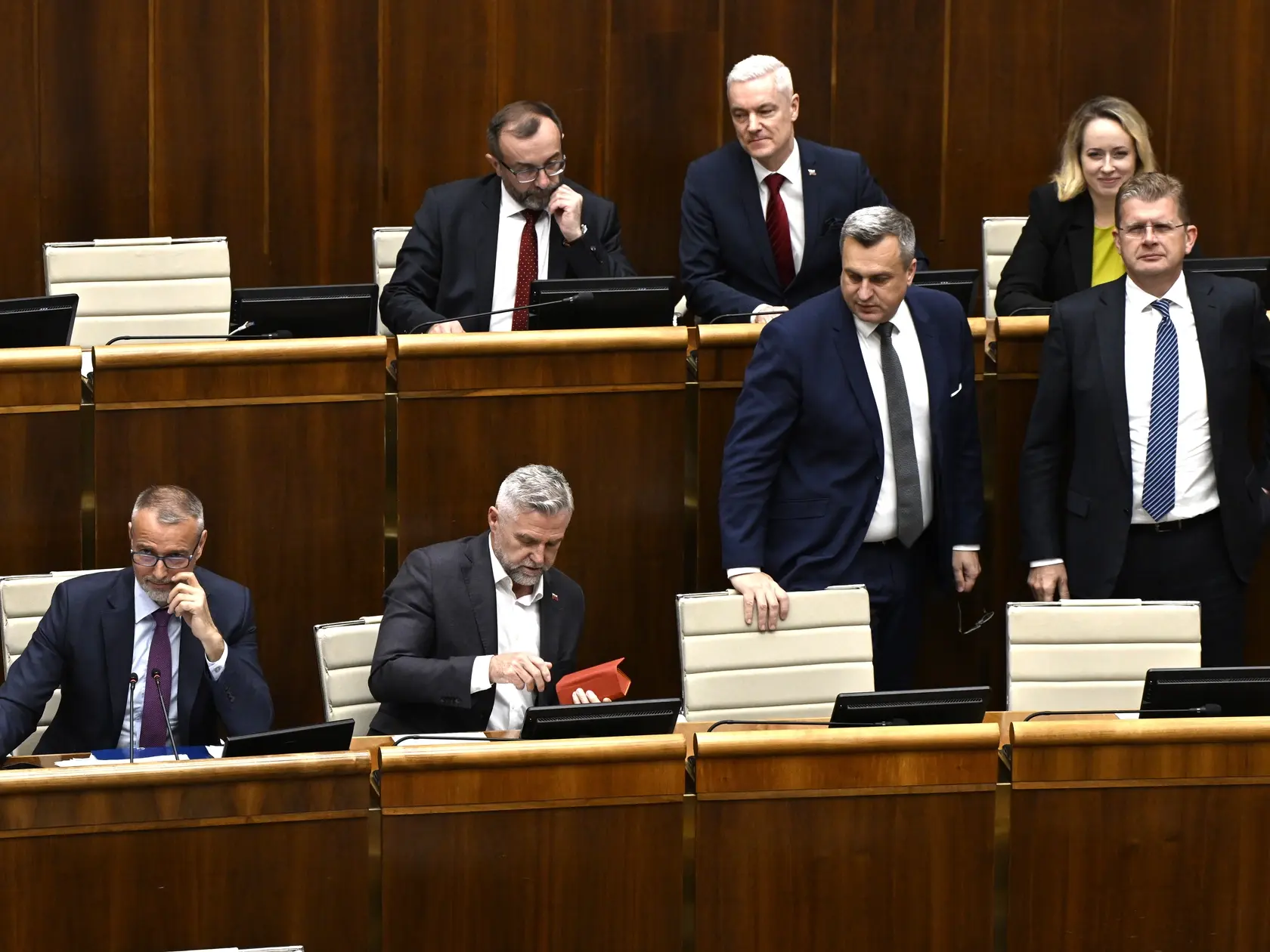 Na snímke dolný rad zľava predseda Národnej rady (NR) SR Richard Raši (Hlas-SD), podpredsedovia parlamentu Tibor Gašpar (Smer-SD), Andrej Danko (SNS) a Peter Žiga (Hlas-SD) reagujú po hlasovaní poslancov o pozmeňovacích návrhoch k novele zákona o mimovládnych organizáciách na 33. schôdzi parlamentu v Bratislave v stredu 16. apríla 2025.