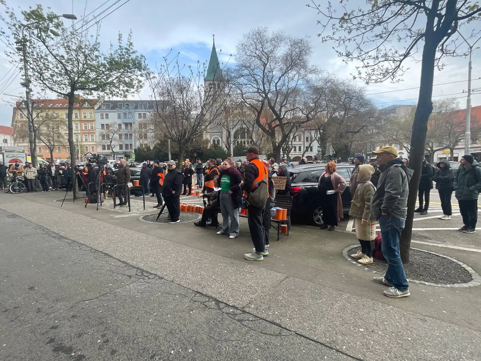 „Hukot a piskot, ktorý si, mimochodom, púšťajú z reproduktorov, musia počúvať nielen zamestnanci MK SR, ktorí sa snažia pracovať, ale aj celé námestie SNP, kde sídli aj hlavná pošta a rôzne organizácie a firmy," komentovala protesty štvrtokové (10.4.) pred rezortom kultúry ministerka Martina Šimkovičová.