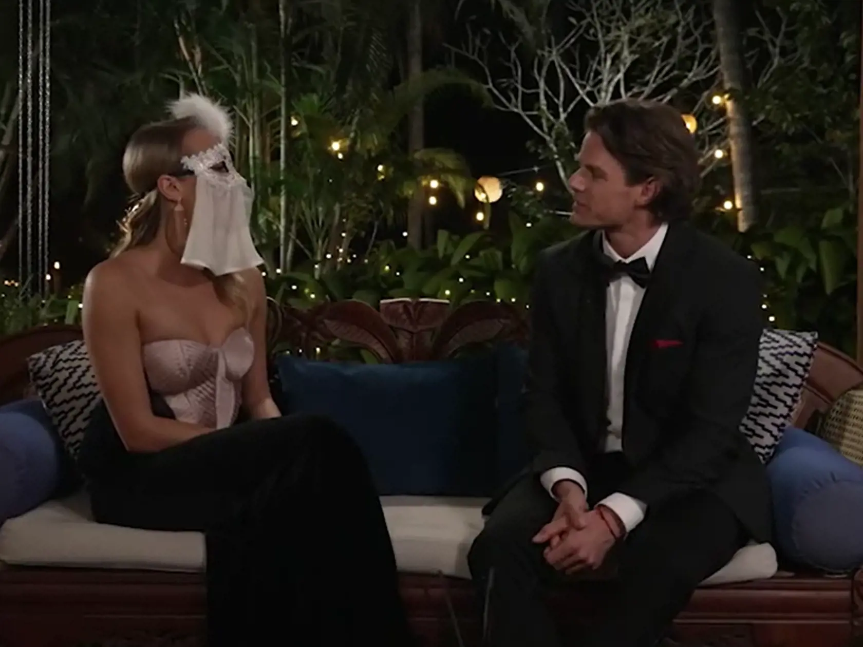 Frederika ešte s maskou.
