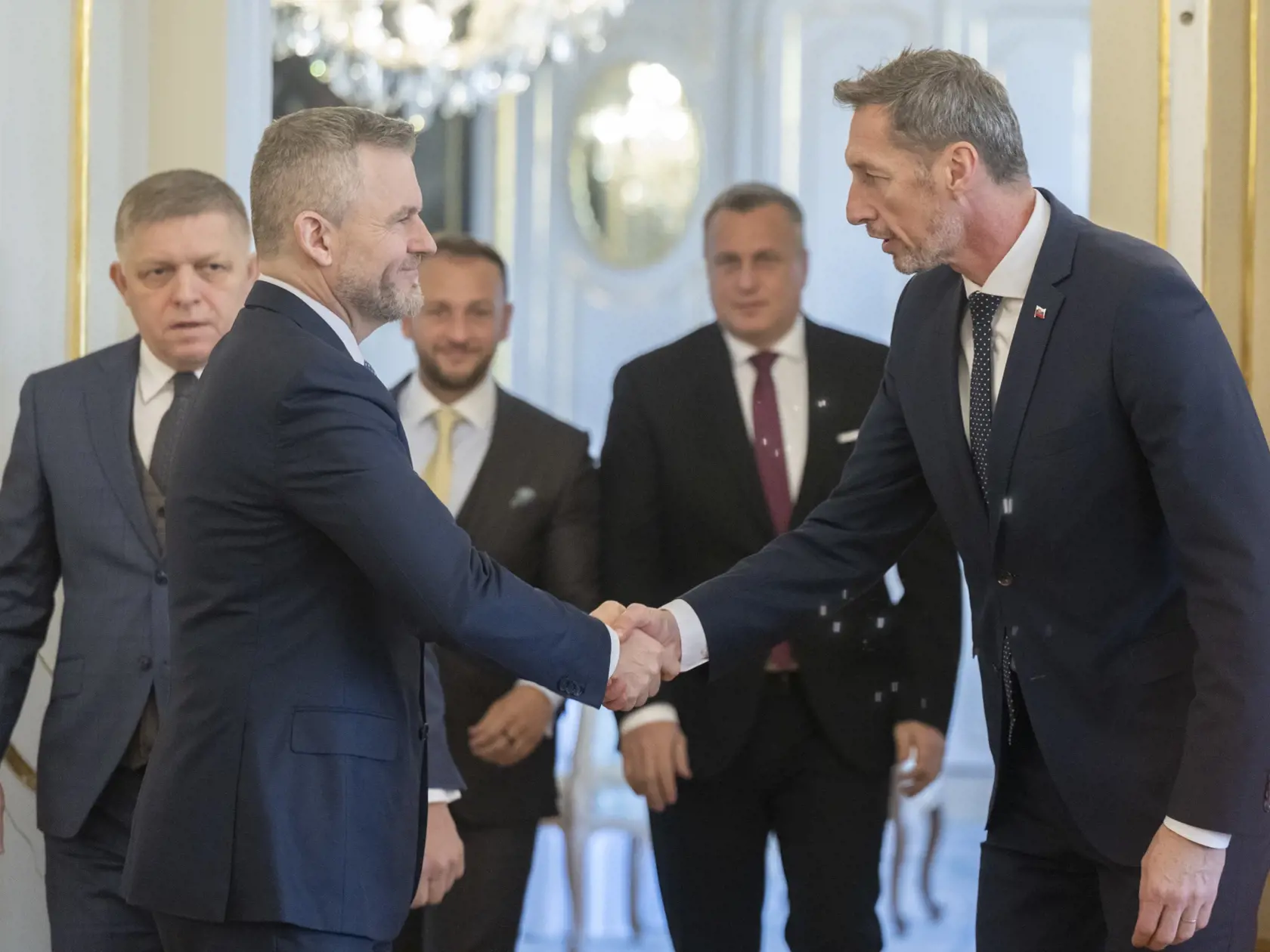 Na snímke prezident SR Peter Pellegrini, predseda opozičného KDH Milan Majerský, predseda strany Hlas-SD a minister vnútra SR Matúš Šutaj Eštok, predseda strany Smer-SD a premiér SR Robert Fico a predseda SNS a podpredseda Národnej rady (NR) SR Andrej Danko sa zdravia po stretnutí predsedov politických strán za okrúhlym stolom k zahraničnopolitickej orientácii Slovenska, ktoré zorganizovala hlava štátu v Prezidentskom paláci v Bratislave v utorok 4. februára 2025.