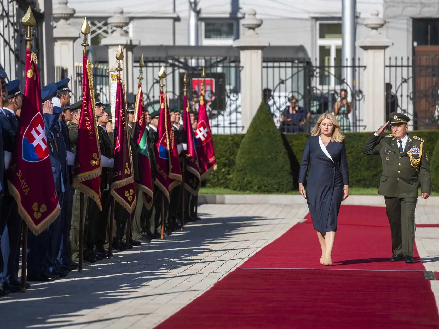 Zuzana Čaputová a náčelník Generálneho štábu Ozbrojených síl SR Daniel Zmeko počas slávnostného ceremoniálu pripnutia stúh na bojové zástavy na prednom nádvorí Prezidentského paláca v Bratislave. Prezident je u nás aj vrchný veliteľ Ozbrojených síl SR.