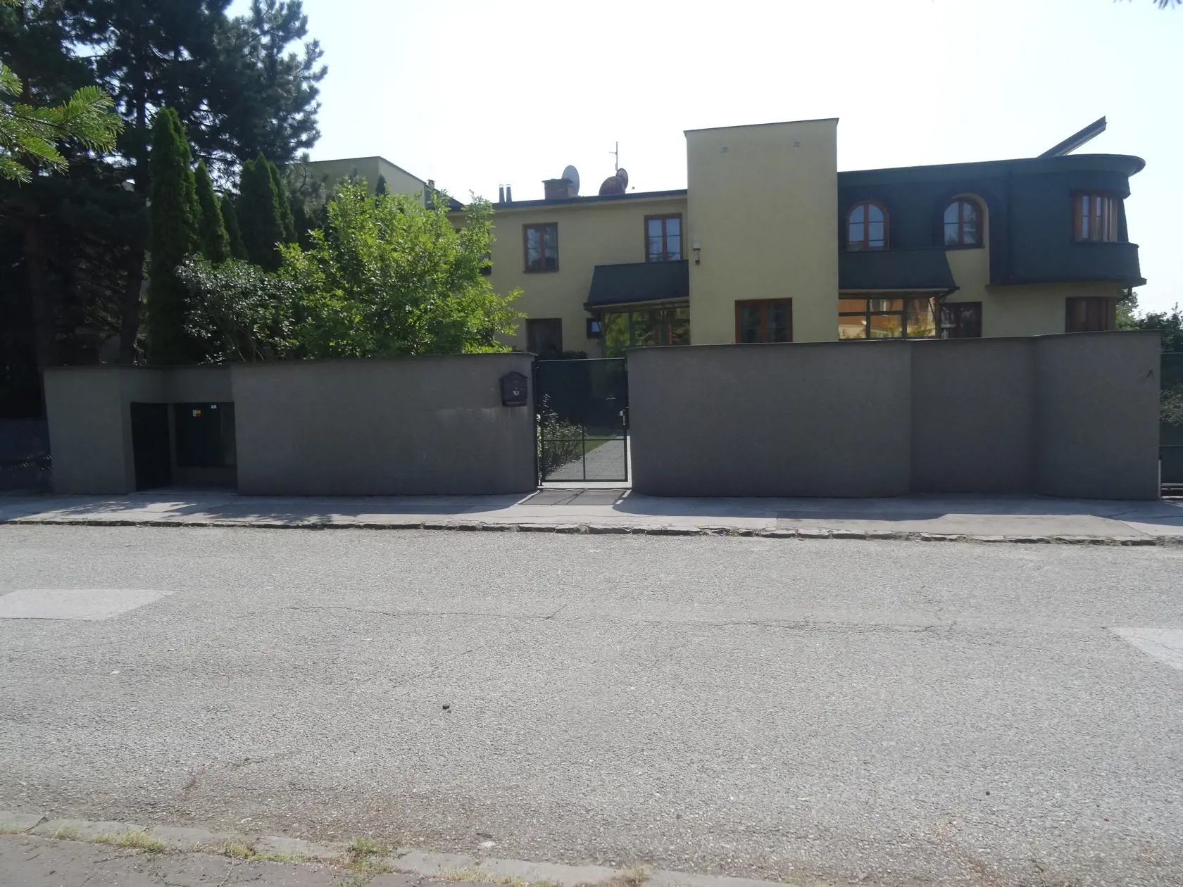 Dom Evy Rezešovej st. je na predaj. Kupci sa však nehrnú.