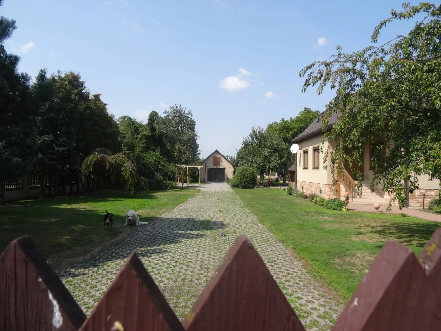 V tomto dobe na okraji obce Oborín vyrastal Alexander Rezeš. Dnes v ňom žijú cudzí ľudia.