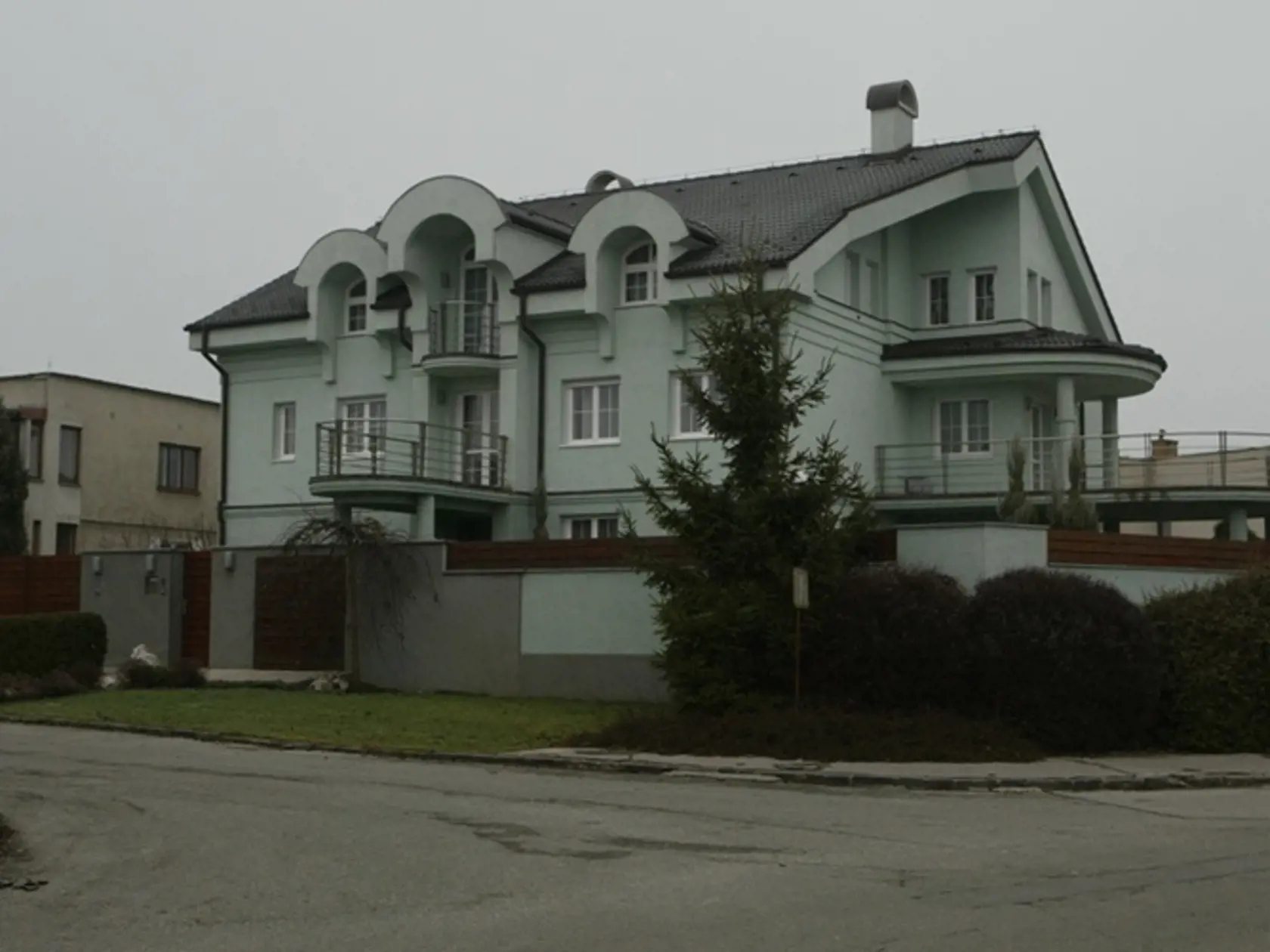 Dom Júliusa Rezeša na Lučeneckej je založený v prospech banky.