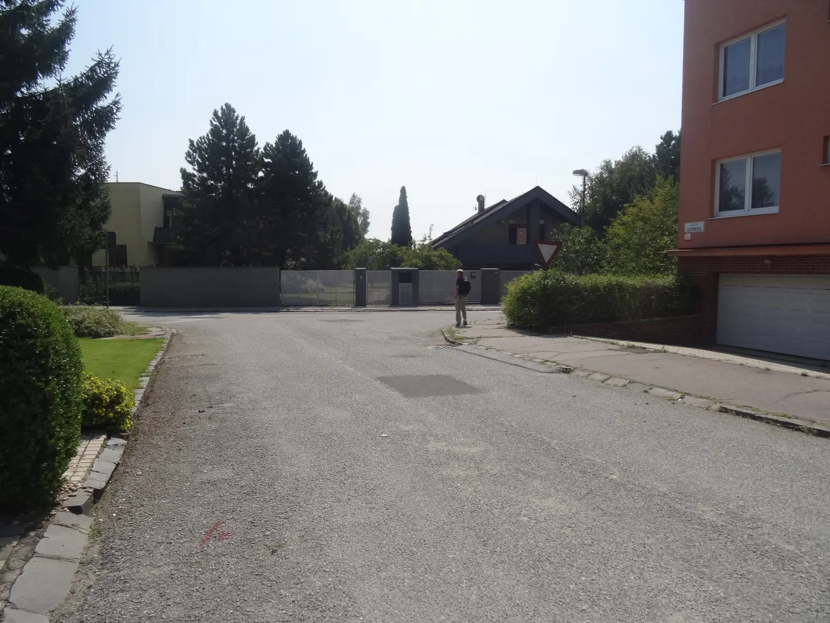 Domy matky, syna s dcéry Rezešovcov sa nachádzali  vedľa seba. Evin dom potom, čo skončila v base predali, teraz je na rade dom matky klanu Evy st.
