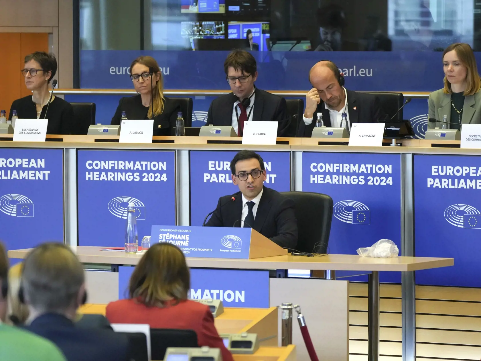 Kandidát Francúzska na eurokomisára Stéphane Séjourné počas vypočutia pred poslancami Európskeho parlamentu v Bruseli v utorok 12. novembra 2024.