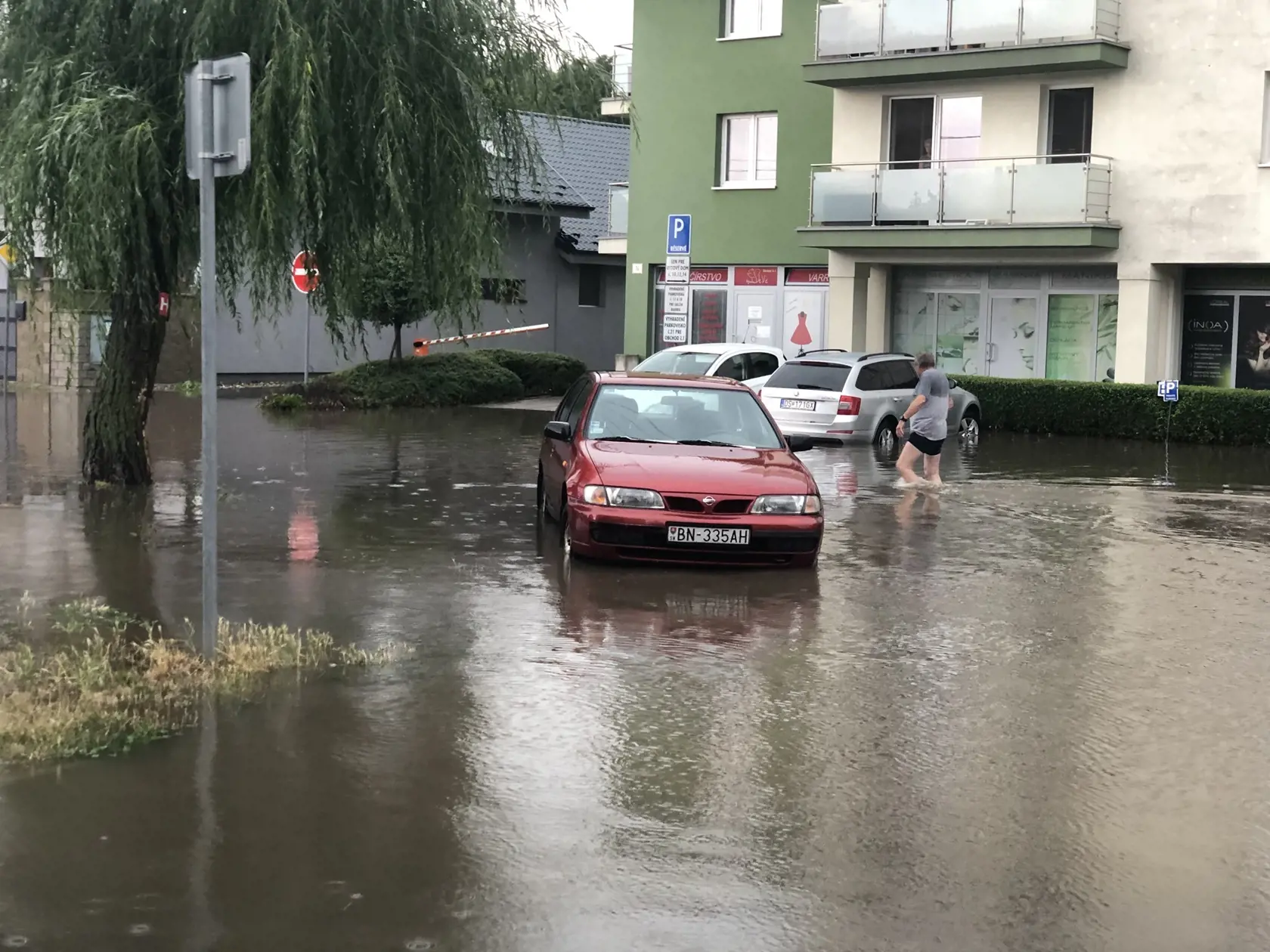 Mohutné dažde spôsobili v Šamoríne záplavy a polámané stromy.