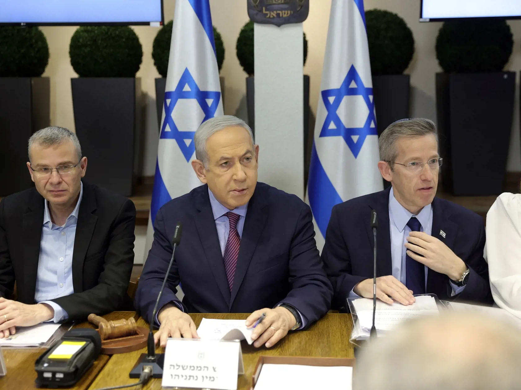 EBE 44 Tel Aviv - Na snímke izraelský premiér Benjamin Netanjahu počas zasadnutia vlády na vojenskej základni Kirya v Tel Avive v Izraeli v nedeľu 31. decembra 2023. Netanjahu v nedeľu povedal, že Izrael vo vojne v Pásme Gazy postupuje neprekonateľne morálne. Zároveň odmietol tvrdenia Juhoafrickej republiky (JAR), podľa ktorých sa jeho krajina na palestínskom území dopúšťa činov genocídy. FOTO TASR/AP


Israeli Prime Minister Benjamin Netanyahu, center, attends the weekly cabinet meeting at the 