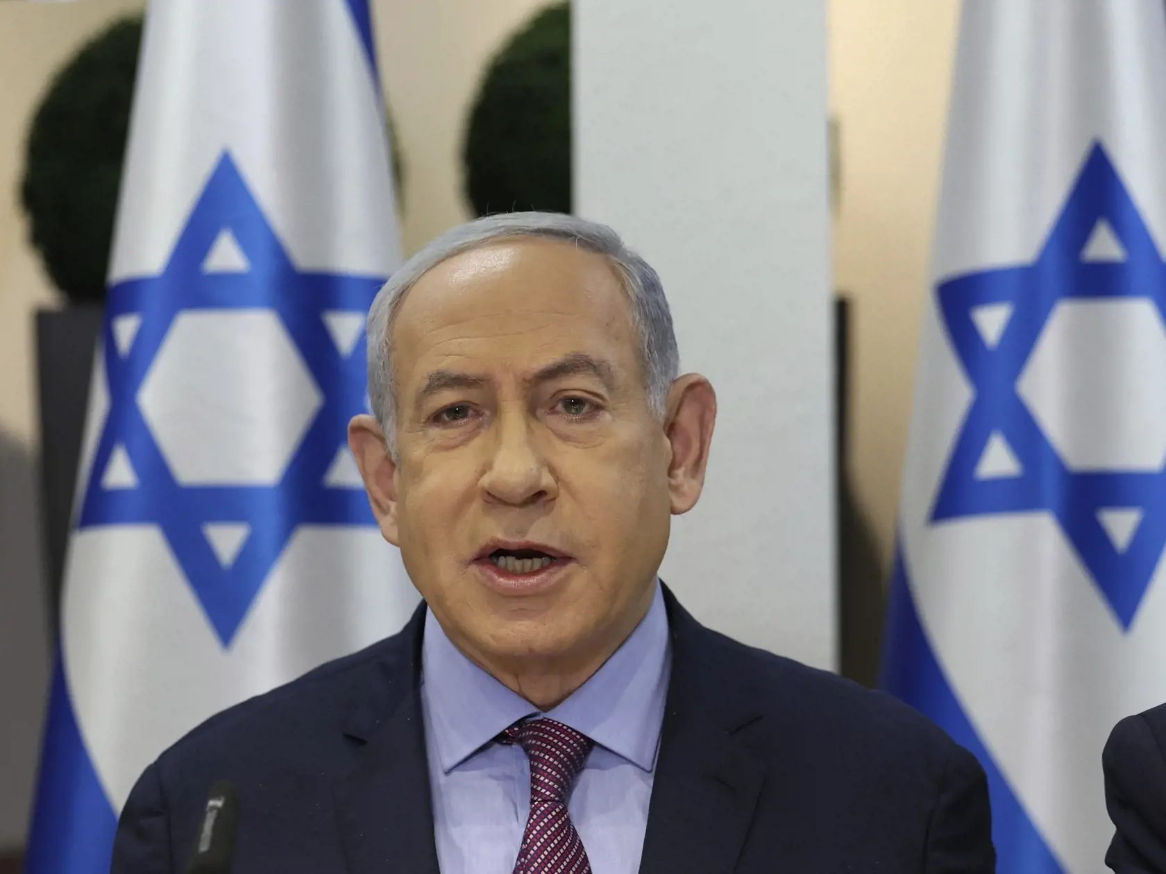 EBE 24 Tel Aviv - Na snímke izraelský premiér Benjamin Netanjahu počas zasadnutia vlády na vojenskej základni Kirya v Tel Avive v Izraeli v nedeľu 31. decembra 2023. FOTO TASR/AP


Israeli Prime Minister Benjamin Netanyahu attends the weekly cabinet meeting at the the Kirya military base in Tel Aviv, Israel Sunday, Dec. 31, 2023. (Abir Sultan/Pool Photo via AP)