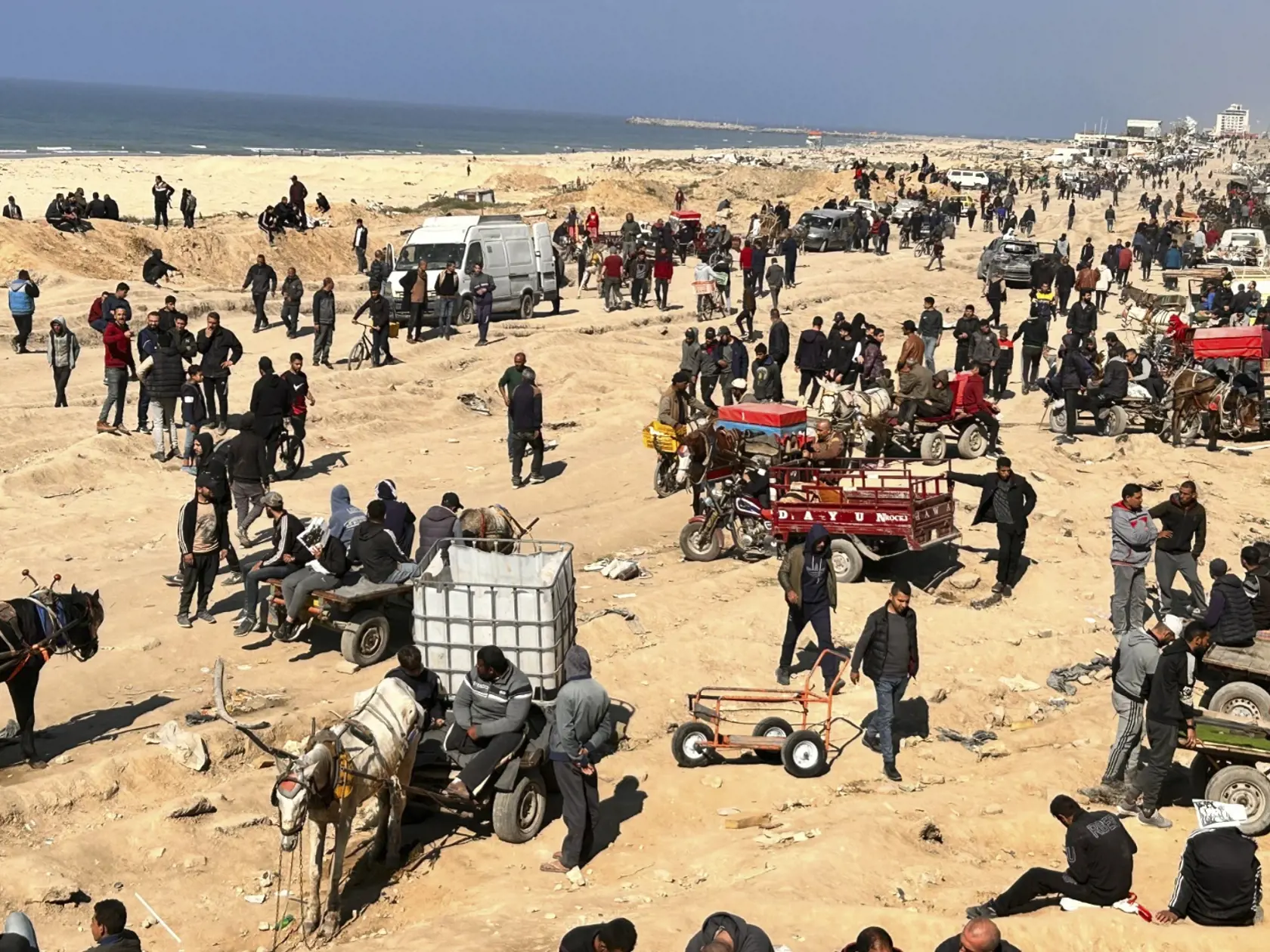 WA 73 Gaza - Palestínčania čakajú na humanitárnu pomoc na pláži v meste Gaza v Pásme Gazy v nedeľu 25. februára 2024. FOTO TASR/AP  

Palestinians wait for humanitarian aid on a beachfront in Gaza City, Gaza Strip, Sunday, Feb. 25, 2024. (AP Photo/Mahmoud Essa)