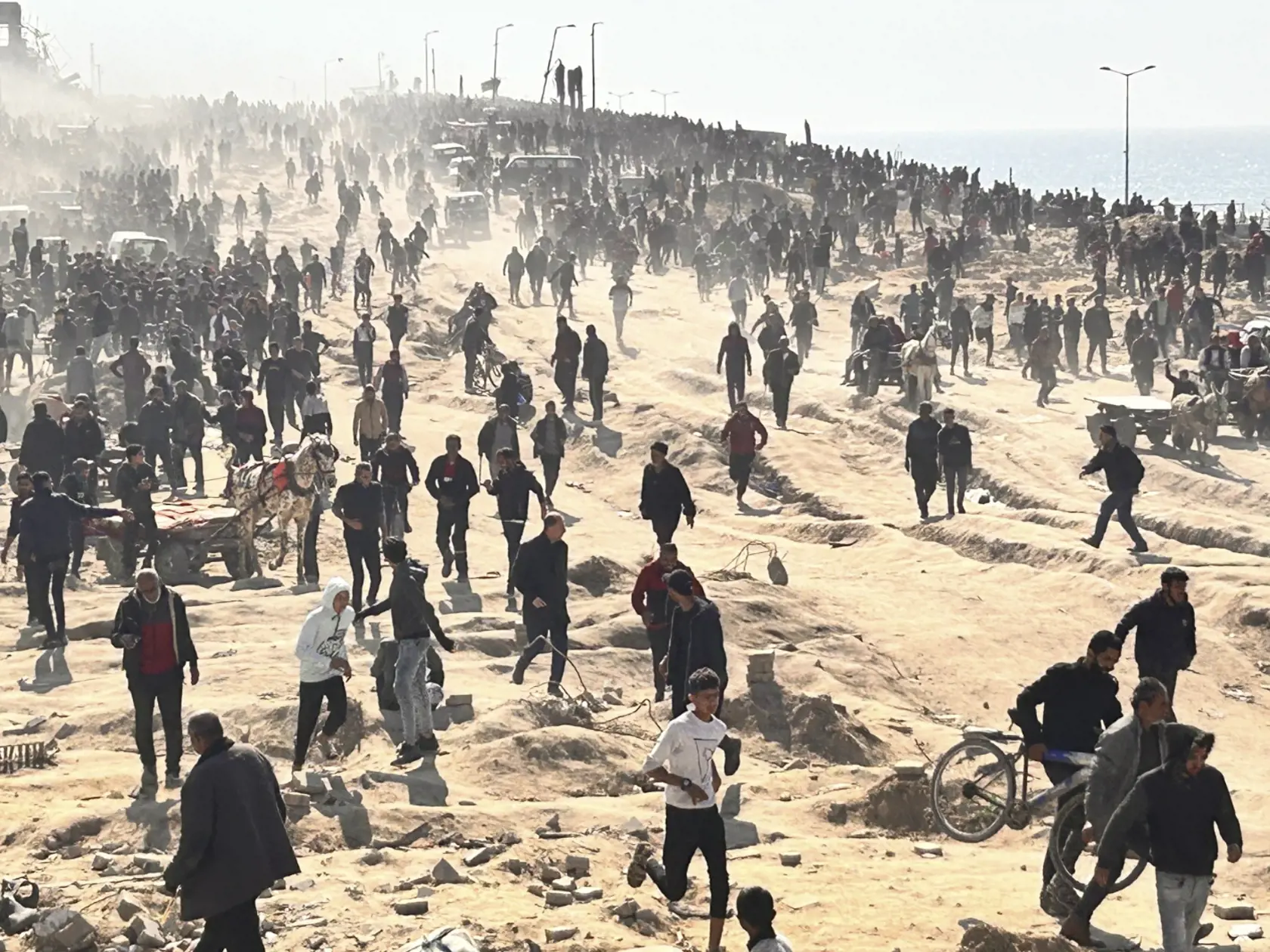 WA 72 Gaza - Palestínčania čakajú na humanitárnu pomoc na pláži v meste Gaza v Pásme Gazy v nedeľu 25. februára 2024. FOTO TASR/AP  

Palestinians wait for humanitarian aid on a beachfront in Gaza City, Gaza Strip, Sunday, Feb. 25, 2024. (AP Photo/Mahmoud Essa)