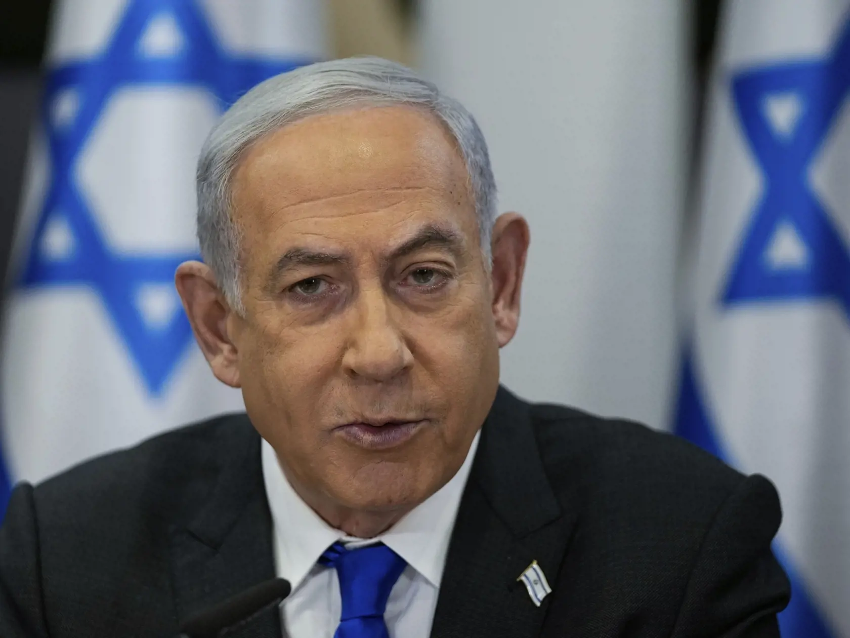 WA 31 archív Tel Aviv - Na archívnej snímke z 31. decembra 2023 izraelský premiér Benjamin Netanjahu počas zasadnutia vlády na vojenskej základni v Tel Avive. Len 15 percent Izraelčanov si želá, aby izraelský premiér Benjamin Netanjahu v tejto funkcii zostal aj po skončení vojny Izraela s militantným hnutím Hamas v Pásme Gazy. Vyplýva to z prieskumu Izraelského inštitútu pre demokraciu (IDI) zverejneného v utorok 2. januára 2024. FOTO TASR/AP


IFILE - Israeli Prime Minister Benjamin Netanyahu c