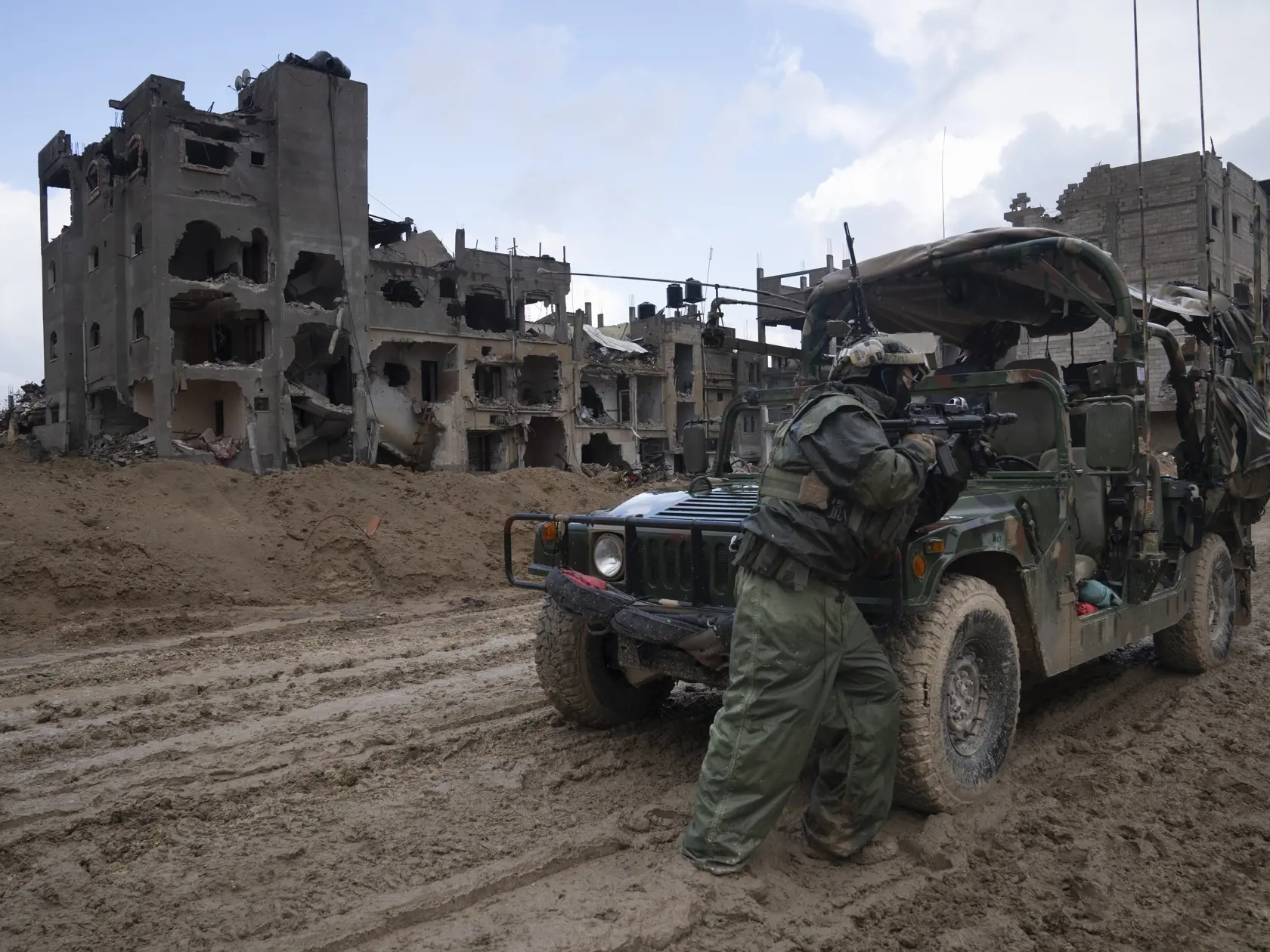WA 53 Chán Júnis - Izraelský vojak hliadkuje počas pozemnej ofenzívy v meste Chán Júnis na juhu Pásma Gazy v sobotu 27. januára 2024. FOTO TASR/AP  

An Israeli soldier stands guard during the ground offensive on the Gaza Strip in Khan Younis, Saturday, Jan. 27, 2024. (AP Photo/Sam McNeil)