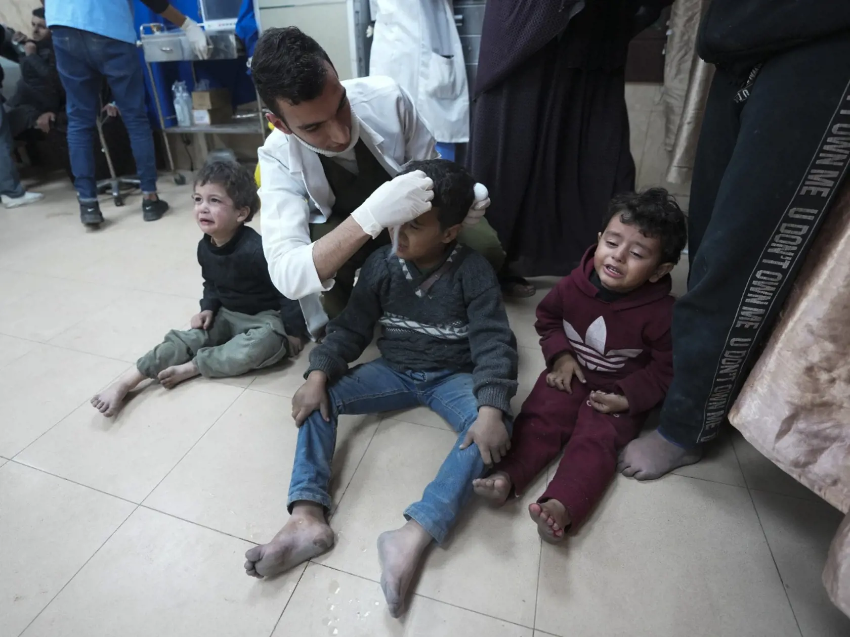 WA 87 Dajr al-Balah - Lekár ošetruje zranené palestínske deti v nemocnici v meste Dajr al-Balah po izraelskom bombardoví Pásma Gazy v nedeľu 4. februára 2024. FOTO TASR/AP

Palestinians wounded in the Israeli bombardment of the Gaza Strip are treated in a hospital in Deir al Balah on Sunday, Feb. 4, 2024. (AP Photo/Adel Hana)