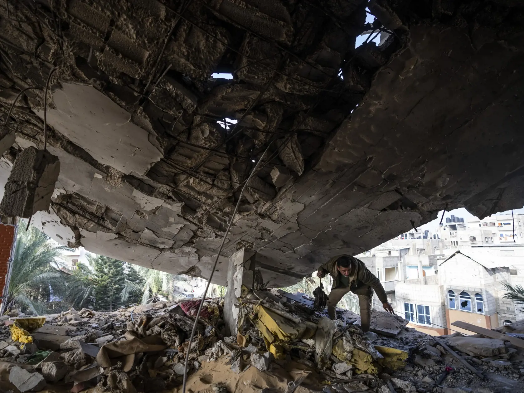 KK87 Rafah - Palestínčan zachraňuje veci po izraelskom útoku v meste Rafah na juhu Pásma Gazy 10. februára 2024. Palestínske hnutie Hamas v nedeľu upozornilo Izrael, že spustením vojenskej operácie v meste Rafah na juhu Pásma Gazy ohrozí rokovania o prepustení rukojemníkov, ktorých militanti zajali pri útoku na Izrael zo 7. októbra. FOTO TASR/AP
A Palestinian salvages belongings after an Israeli strike in Rafah, Gaza Strip, Saturday, Feb.10, 2024. (AP Photo/Fatima Shbair)