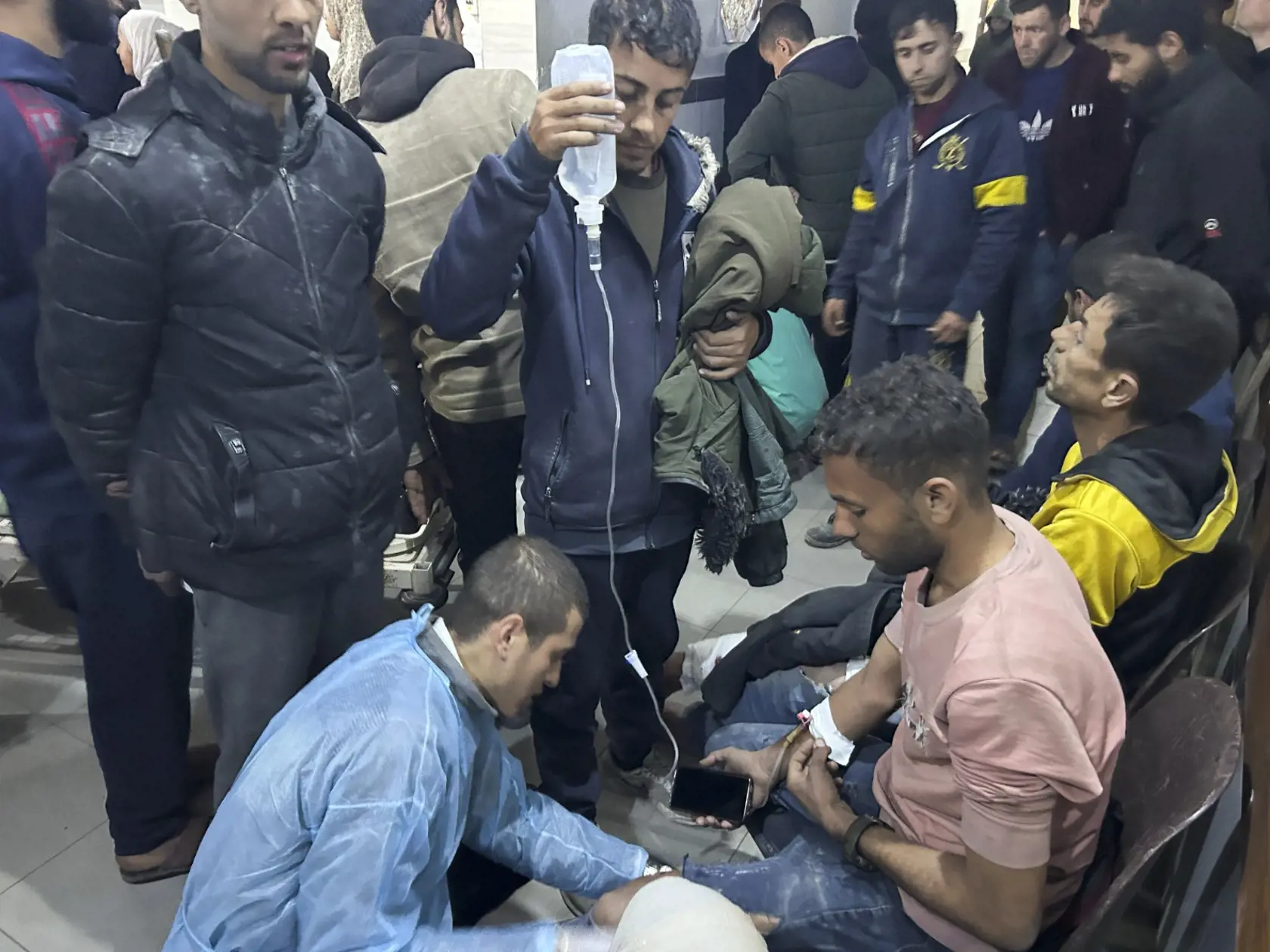JB 10 Gaza - Zranení Palestínčania pri izraelskom bombardovaní pásma Gazy dostávajú ošetrenie v nemocnici Šifa v meste Gaza 29. februára 2024. Najmenej 70 ľudí zahynulo a 280 ďalších utrpelo vo štvrtok ráno zranenia pri izraelskom útoku na dav Palestínčanov náhliaci sa v meste Gaza ku kamiónom s humanitárnou pomocou. Tvrdí to tamojšie ministerstvo zdravotníctva ovládané militantným hnutím Hamas, uvádza agentúra AP. Izraelská armáda informovala, že správu preveruje, zatiaľ čo Úrad OSN pre koordin