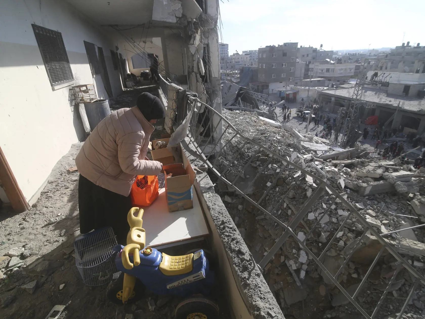 WA 38 Rafah - Palestínčanka upratuje na balkóne obytného domu, ktorý zničil raketový útok izraelskej armády v meste Rafah v Pásme Gazy v sobotu 9. marca 2024. FOTO TASR/AP 

A Palestinian woman cleans up after a residential building was destroyed in an Israeli strike in Rafah, Gaza Strip, Saturday, March 9, 2024. (AP Photo/Hatem Ali)