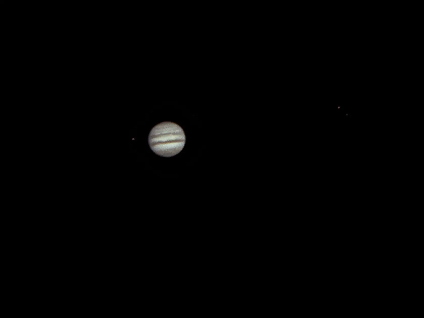 Jupiter. Jupiter je piata planéta v poradí od Slnka. Zároveň je to najväčšia a najhmotnejšia planéta našej slnečnej sústavy. Je pomenovaný po rímskom bohovi Jupiterovi. Symbolom planéty je štylizované znázornenie Jupiterovho božského blesku. Má chemické zloženie podobné Slnku a ďalším hviezdam. Líši sa od nich najmä nízkou hmotnosťou, ktorá nestačí na vytvorenie podmienok pre termojadrové reakcie prebiehajúce vo všetkých hviezdach hlavnej postupnosti.