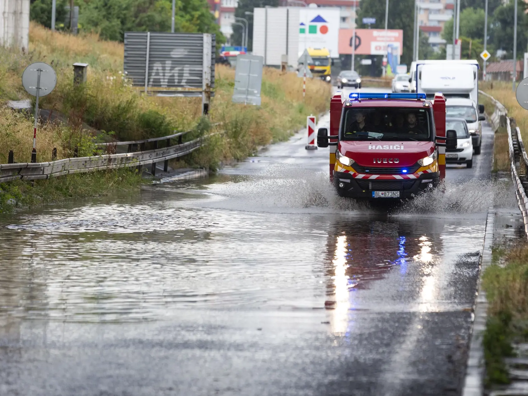 Na snímke ľudia nastupujú do autobusu počas búrky a silného dažďa v Podunajských Biskupiciach.