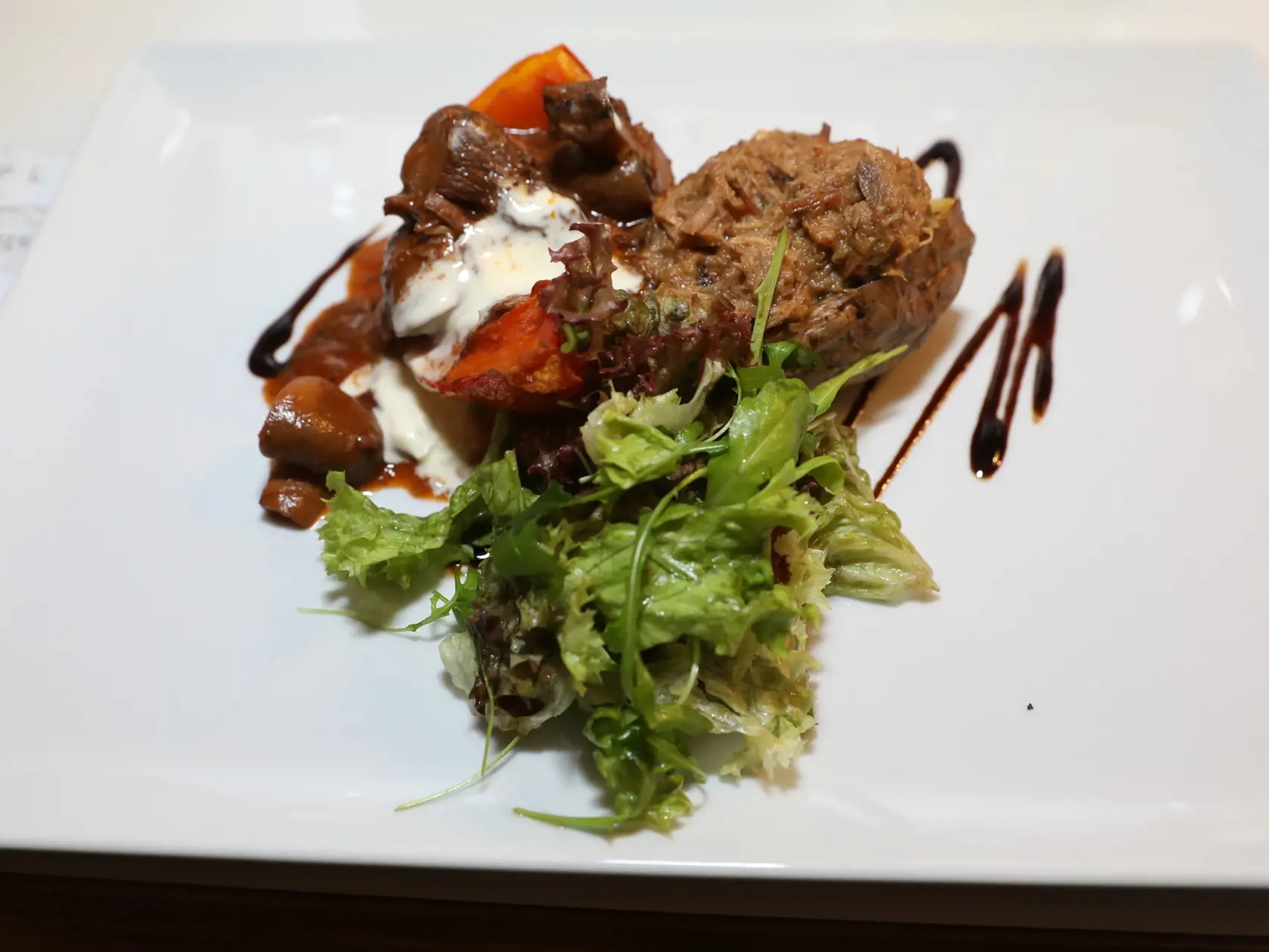 Tekvica plnená beef bourguinonom a zemiak s pekingskou kačičou.