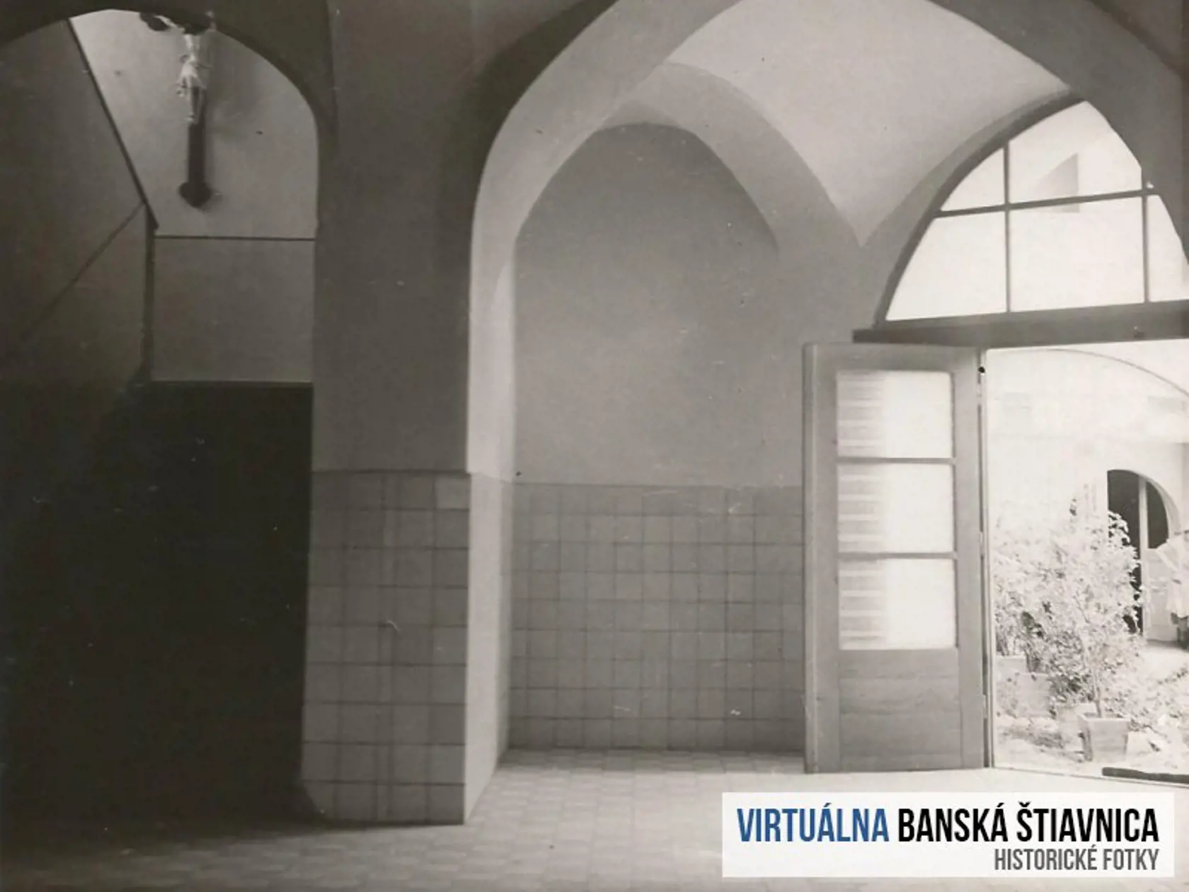 Budova bývalej starej nemocnice stojí na Ulici Antona Pécha v Banskej Štiavnici.